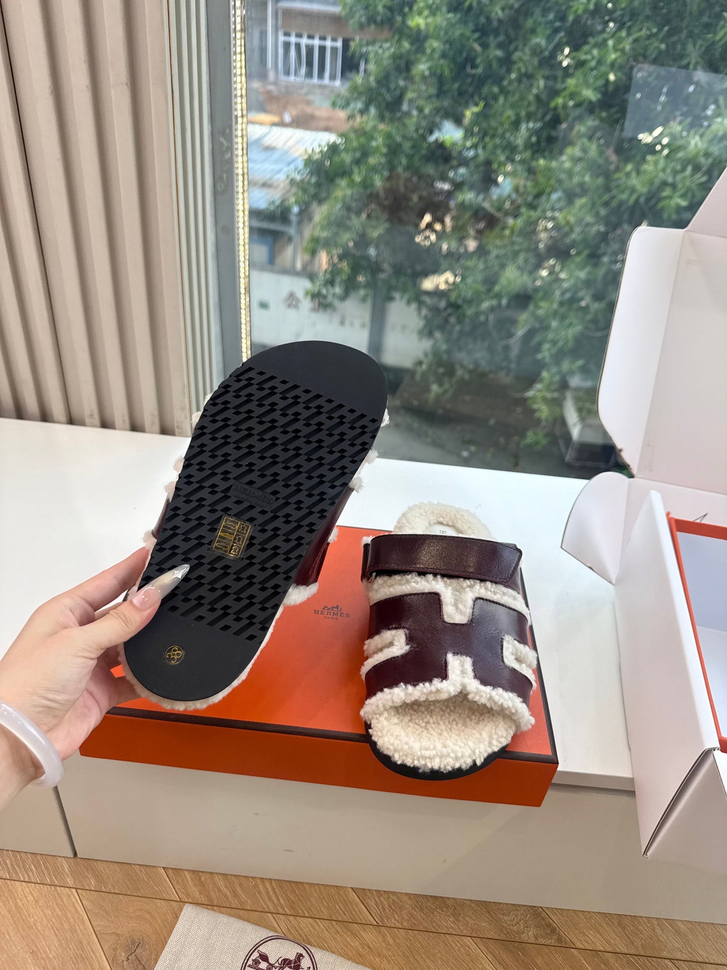 HM Chypre Sandals Ebony Brown Shearling Leather 967724