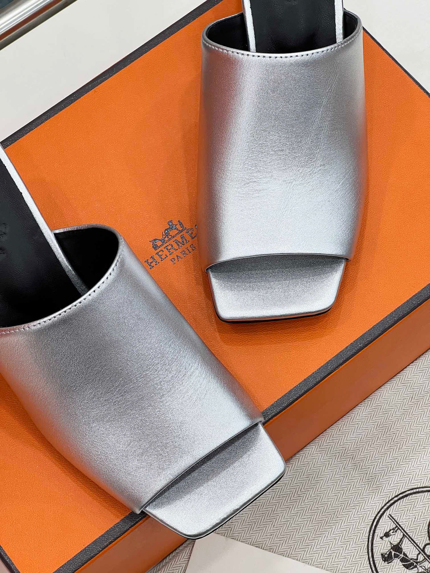 HM Iconique 60 Sandal In Silver Calfskin