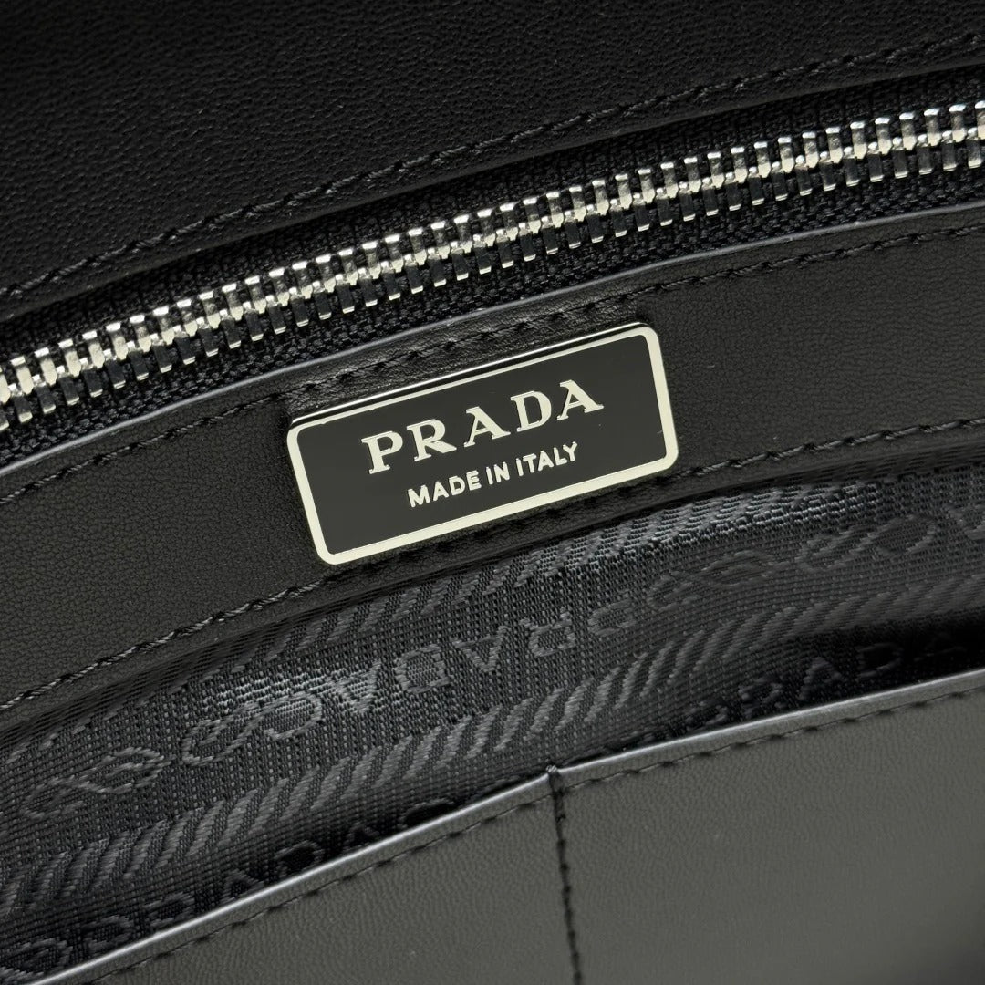 Prada 2026 Vitello Daino Messenger Bag Black Grained Calfskin