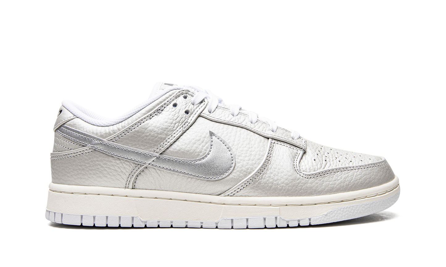 Dunk Low "Metallic Silver" DX3197 095