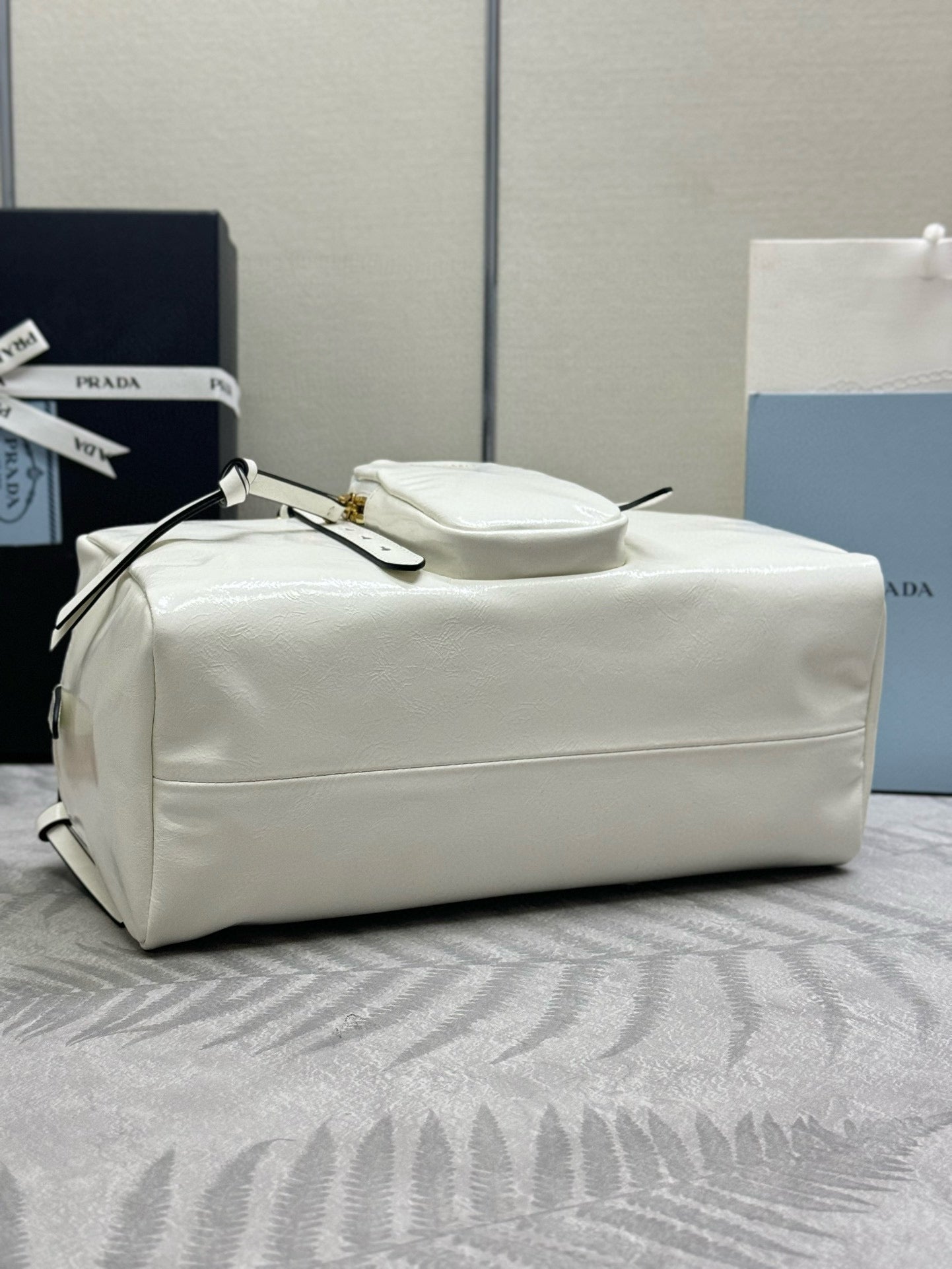 DANGLE TOP HANDLE BAG 30 IN WHITE PATENT CALFSKIN