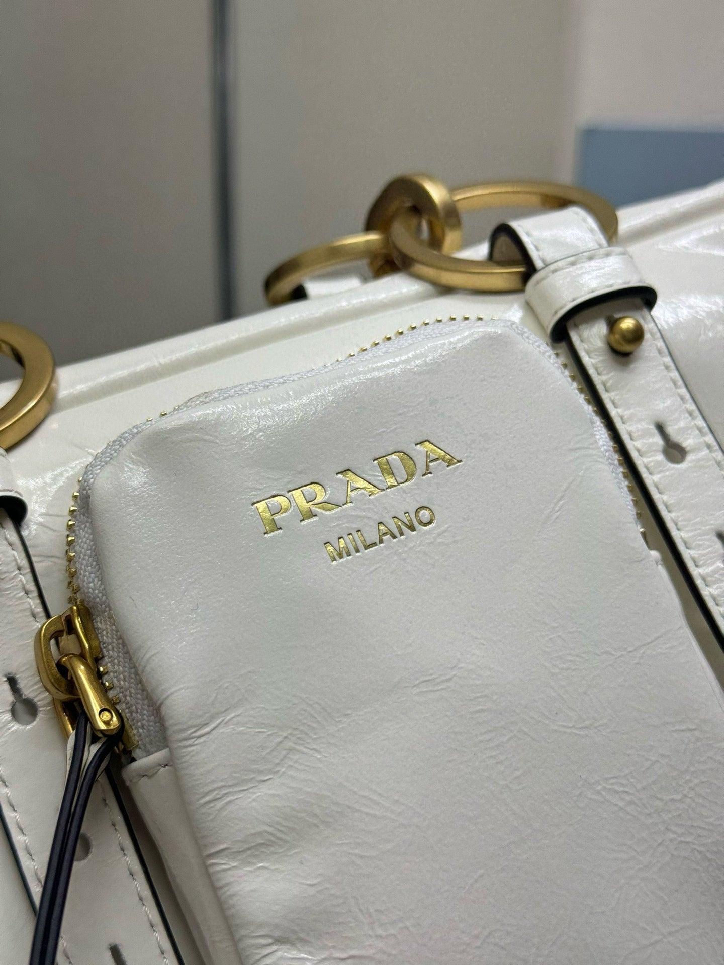 DANGLE TOP HANDLE BAG 30 IN WHITE PATENT CALFSKIN