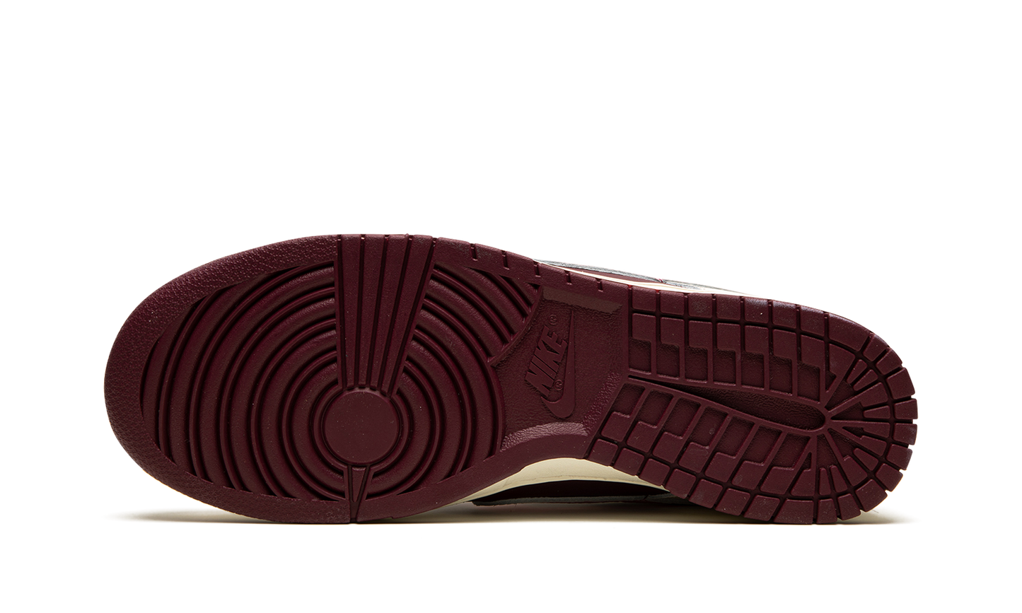 Dunk Low Retro PRM "Valentine's Day 2023" DR9705 100
