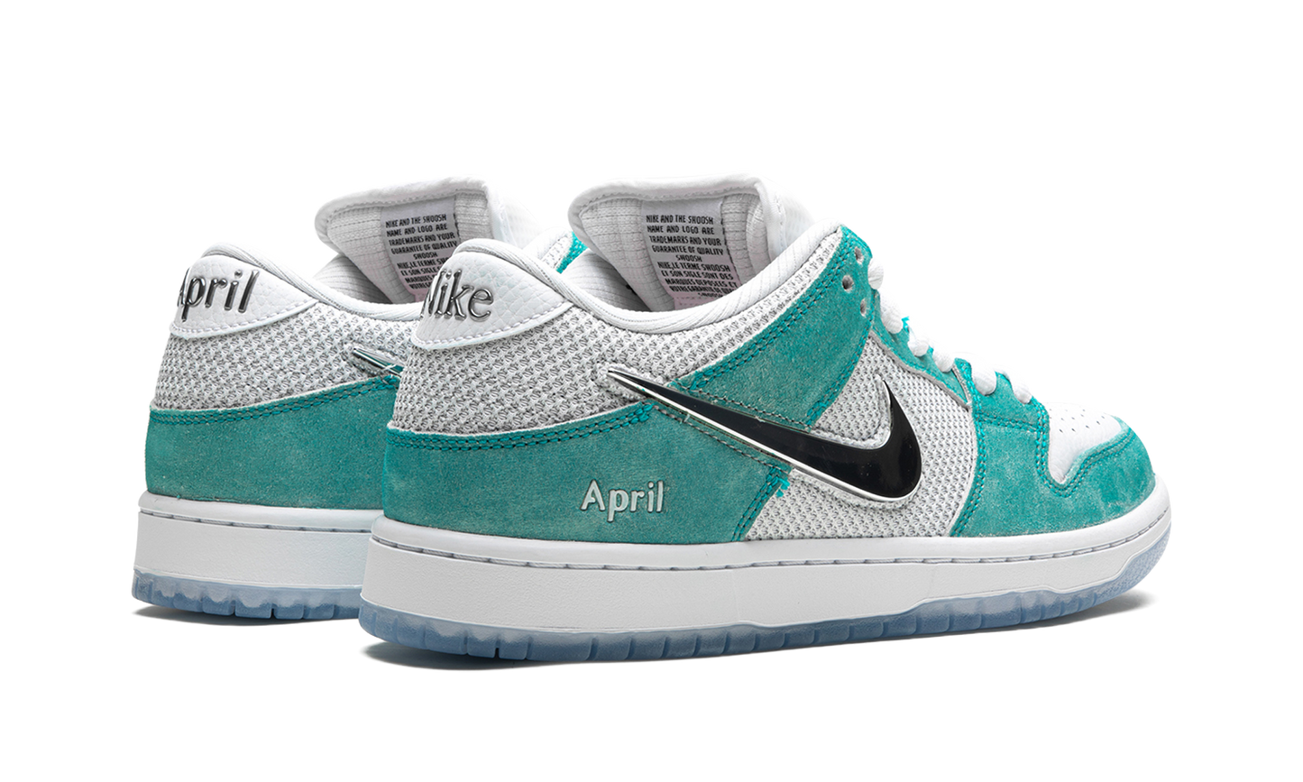 SB Dunk Low Pro QS "April Skateboards" FD2562 400