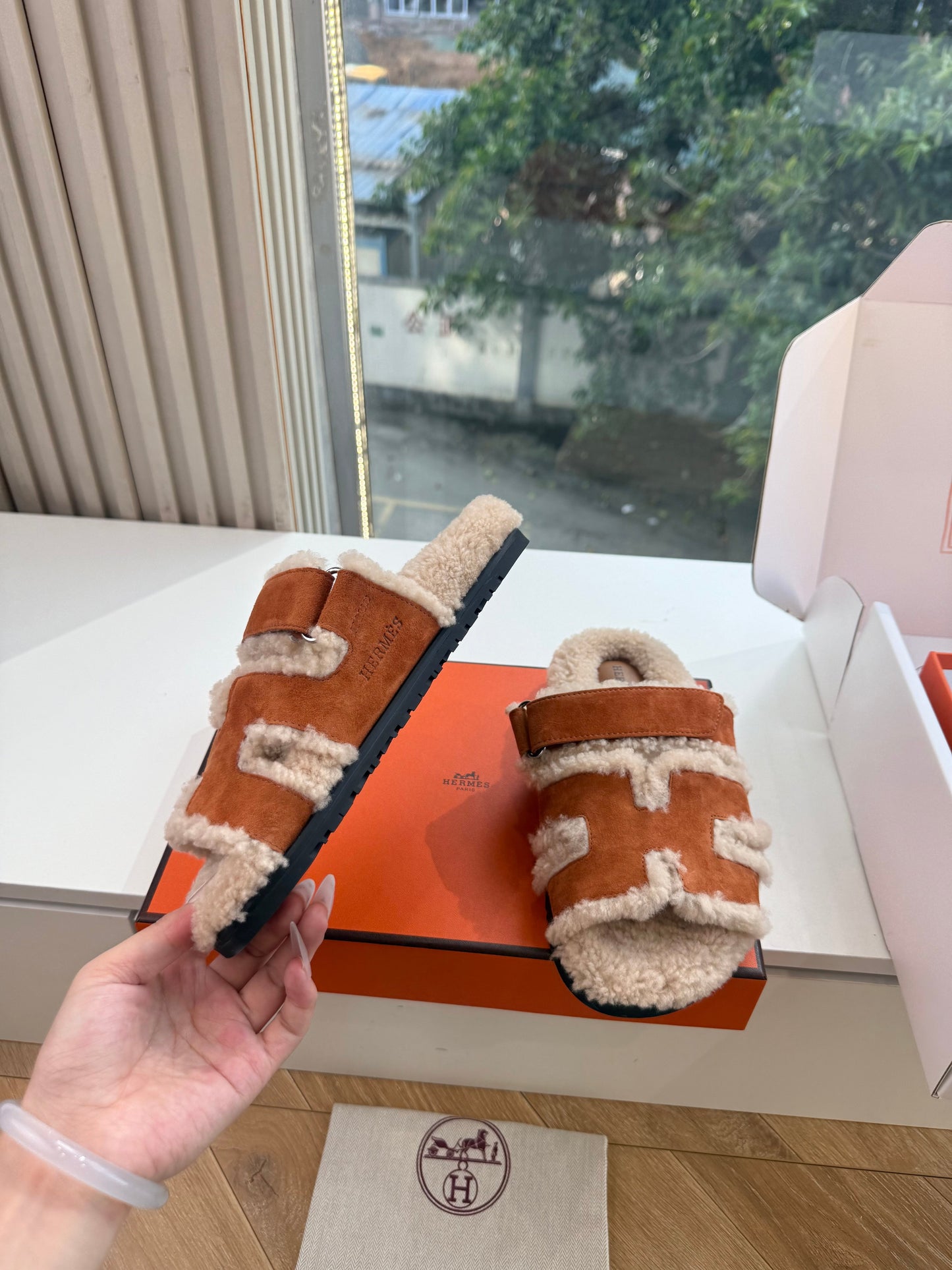 HM Chypre Sandals Cognac Écru Shearling Suede 967714