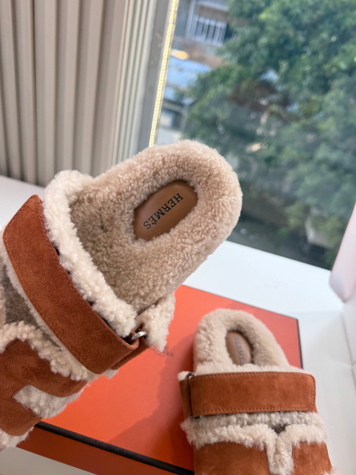 HM Chypre Sandals Cognac Écru Shearling Suede 967714