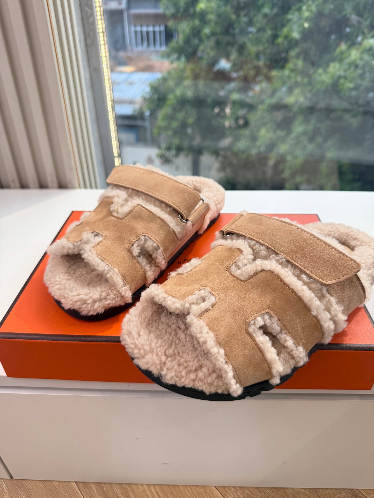 HM Chypre Sandals Naturel Écru Shearling Suede 967716