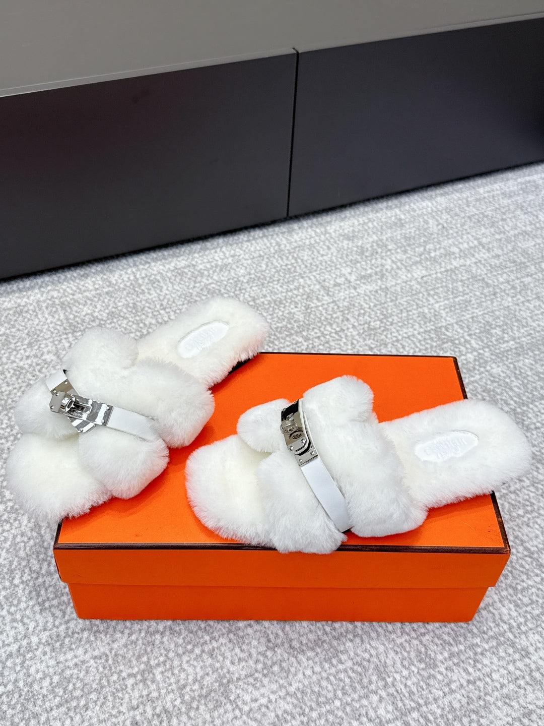 HM 25s H Shaped Slipper with Buckle White Shearling 462195