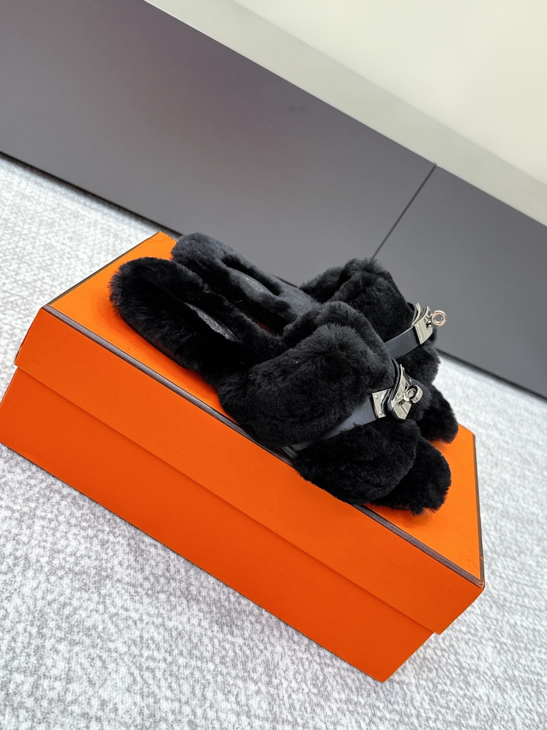 HM 25s H Shaped Slipper with Buckle Black Shearling 462196