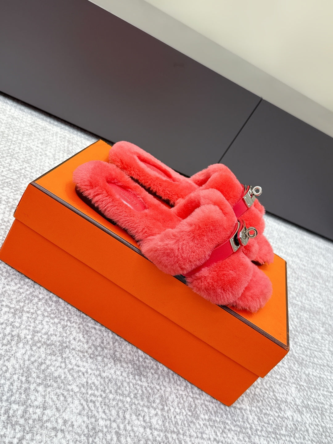 HM 25s H Shaped Slipper with Buckle Red Shearling 462198