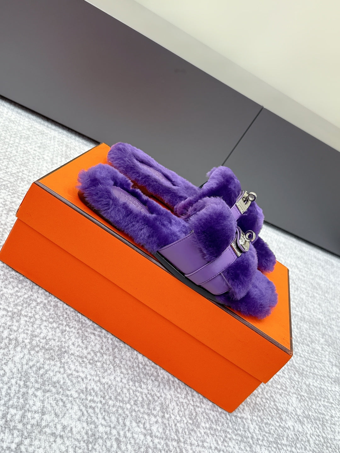 HM 25s Slipper with Buckle Purple Fur 462201