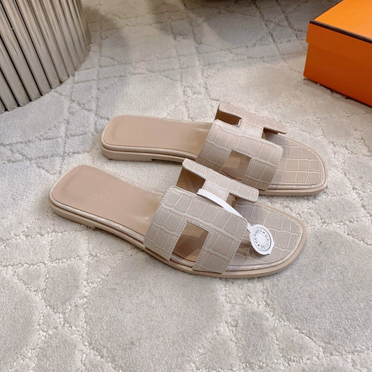 HM 26s Oran Sandal Taupe Alligator Embossed Leather 724325