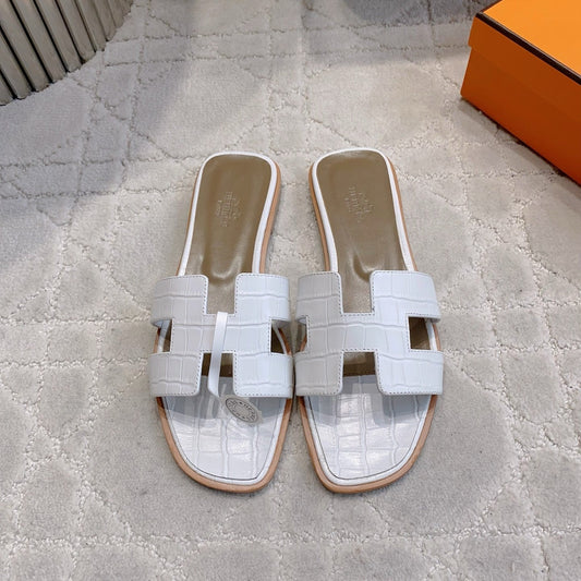 HM 26s Oran Sandal White Alligator Embossed Leather 724327