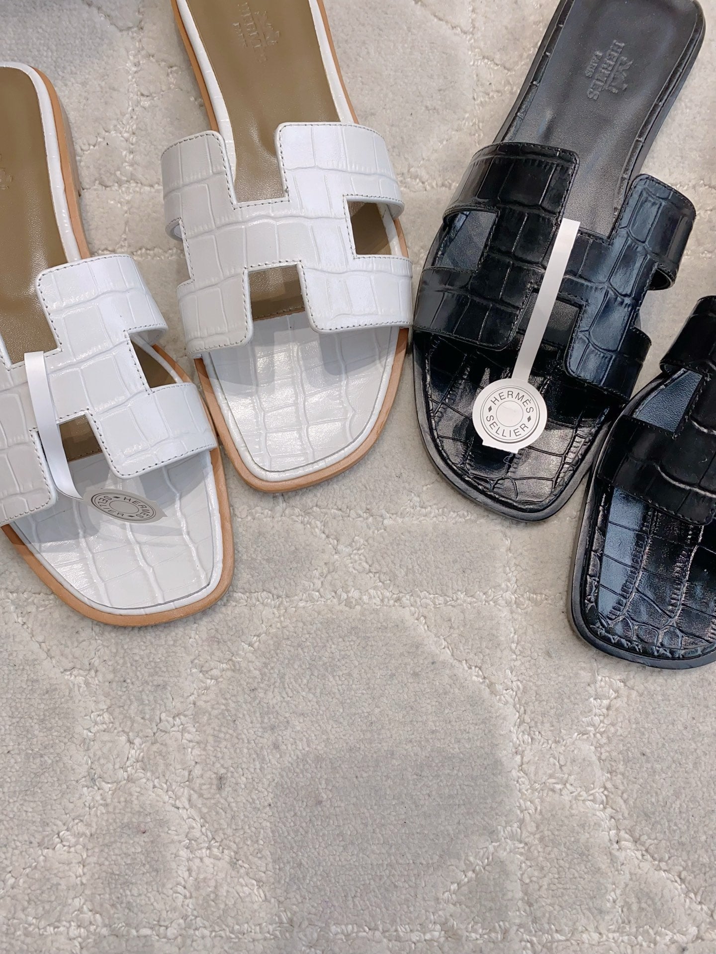 HM 26s Oran Sandal White Alligator Embossed Leather 724327