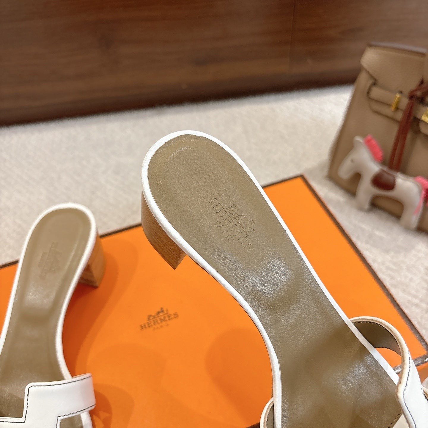 HM Oasis Sandals White Mix Khaki Brown Chisel Pattern Cowhide 544090