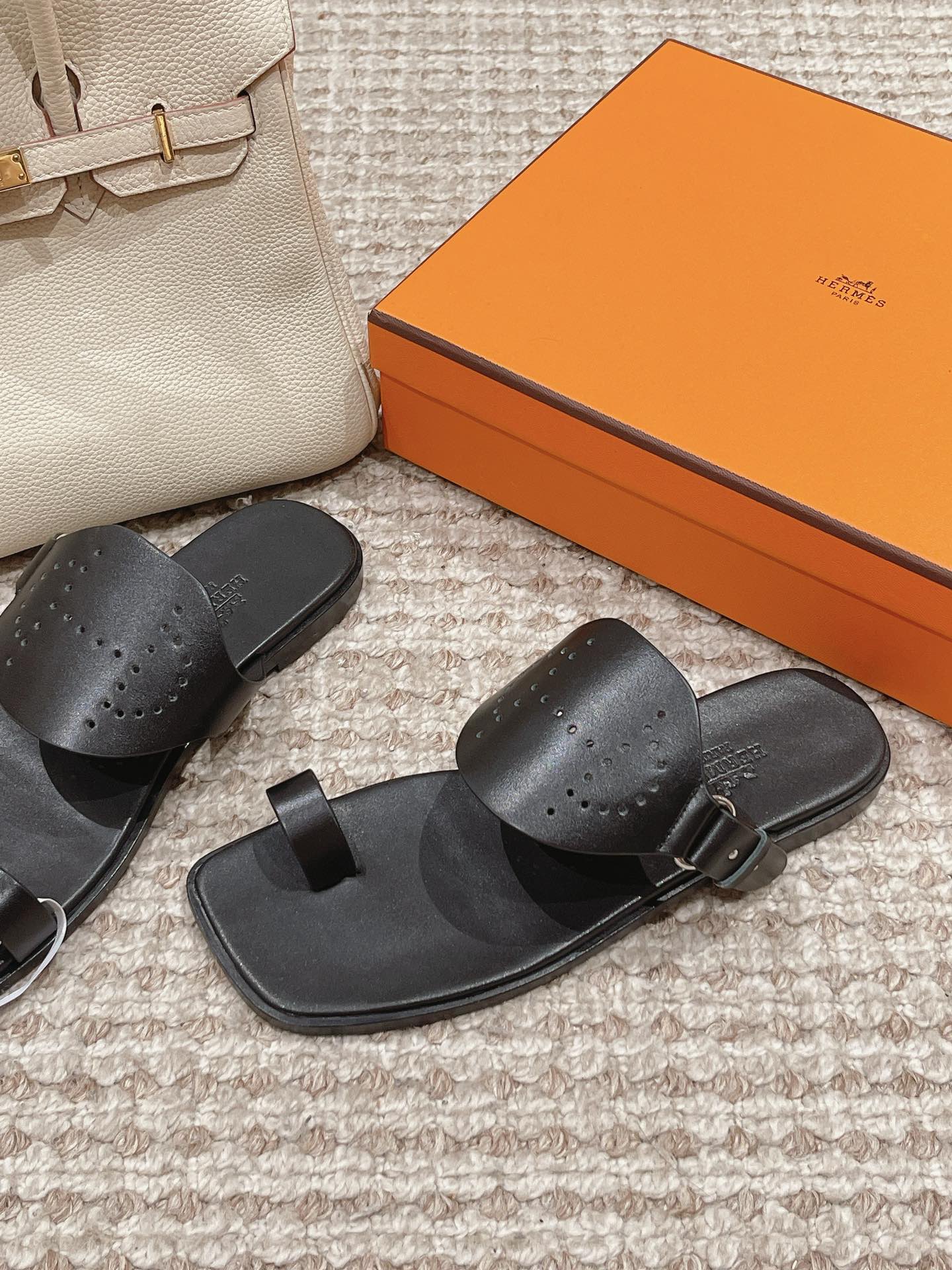 HM Hera Sandal Black Cowhide 544538
