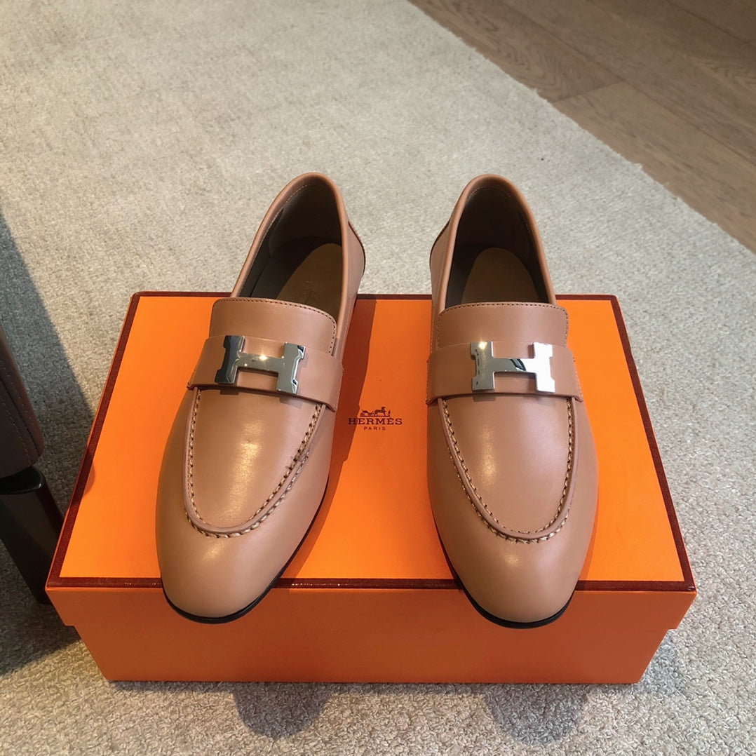 Paris Loafer Beige Perlino Calfskin With Silver Signature Buckle 509372
