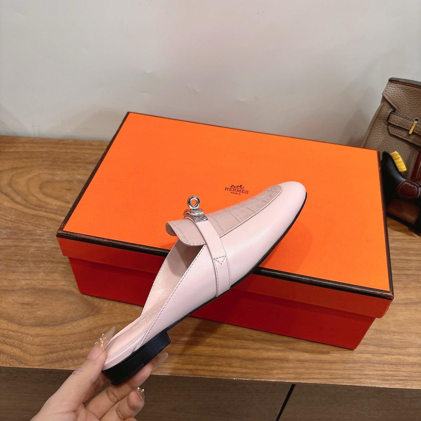 HM 26s Kelly Mule In Light Pink Crocodile-Embossed Calfskin Silver Hardware