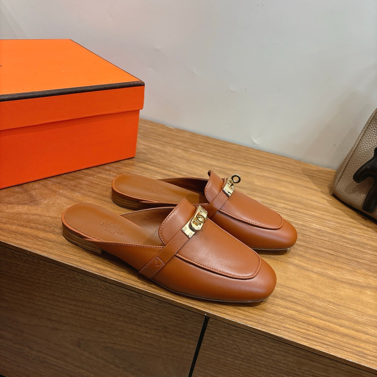 HM 26ss Mule Camel Brown Calfskin Gold Buckle 638472