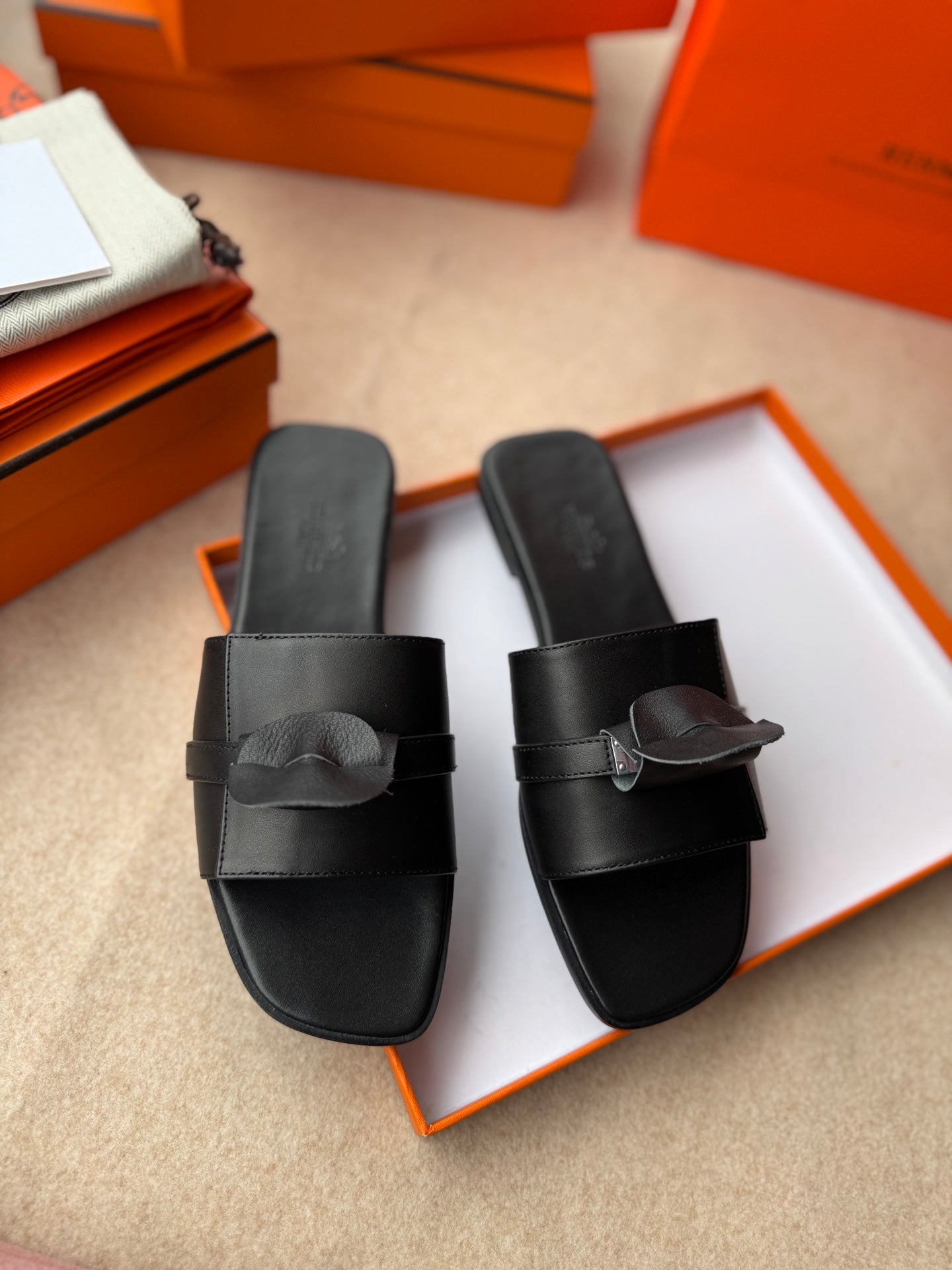 HM 0ran Sandals In Black Calfskin