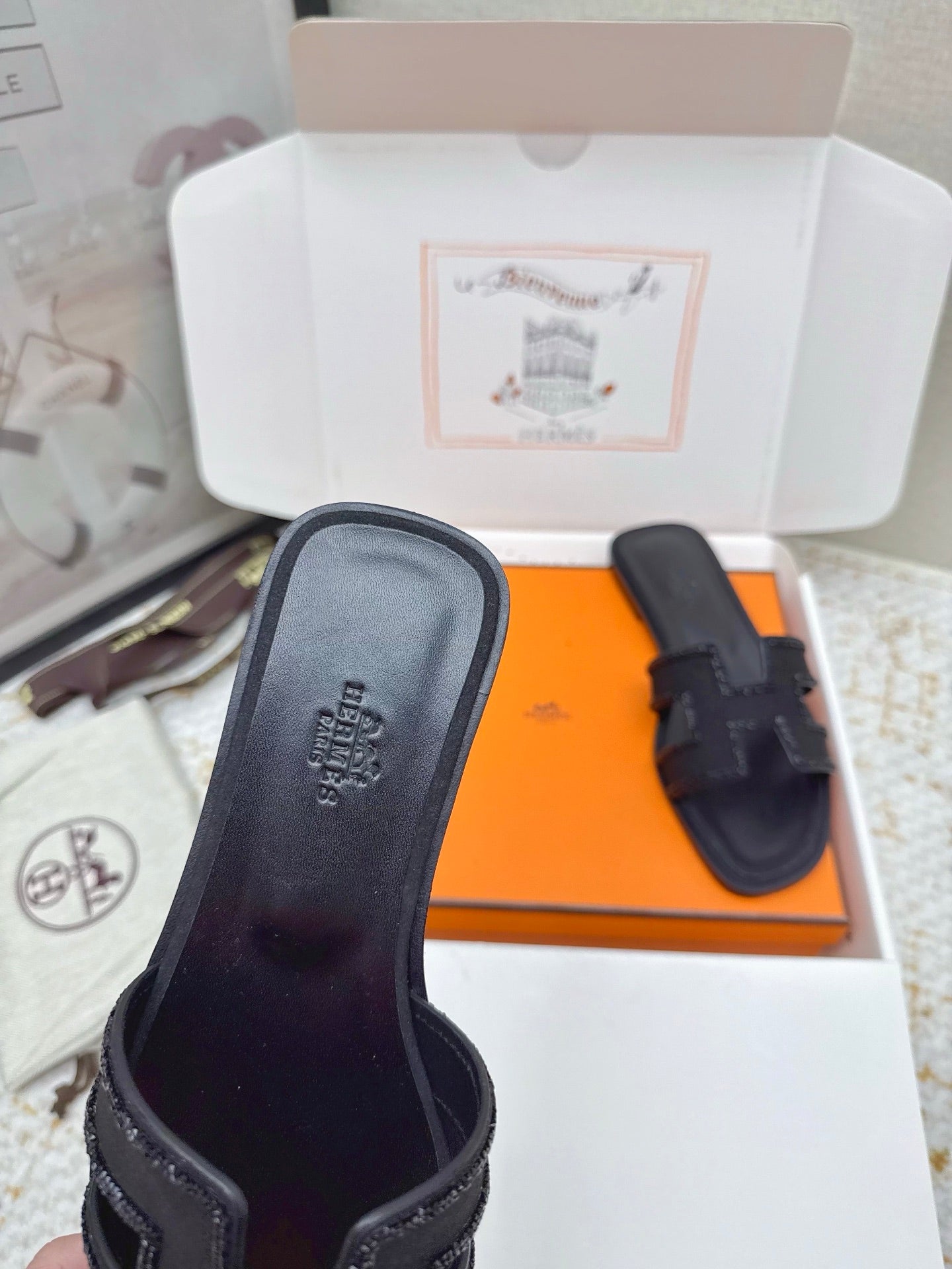 HM 26ss Oran Sandals Black Sheepskin Rhinestone 625231