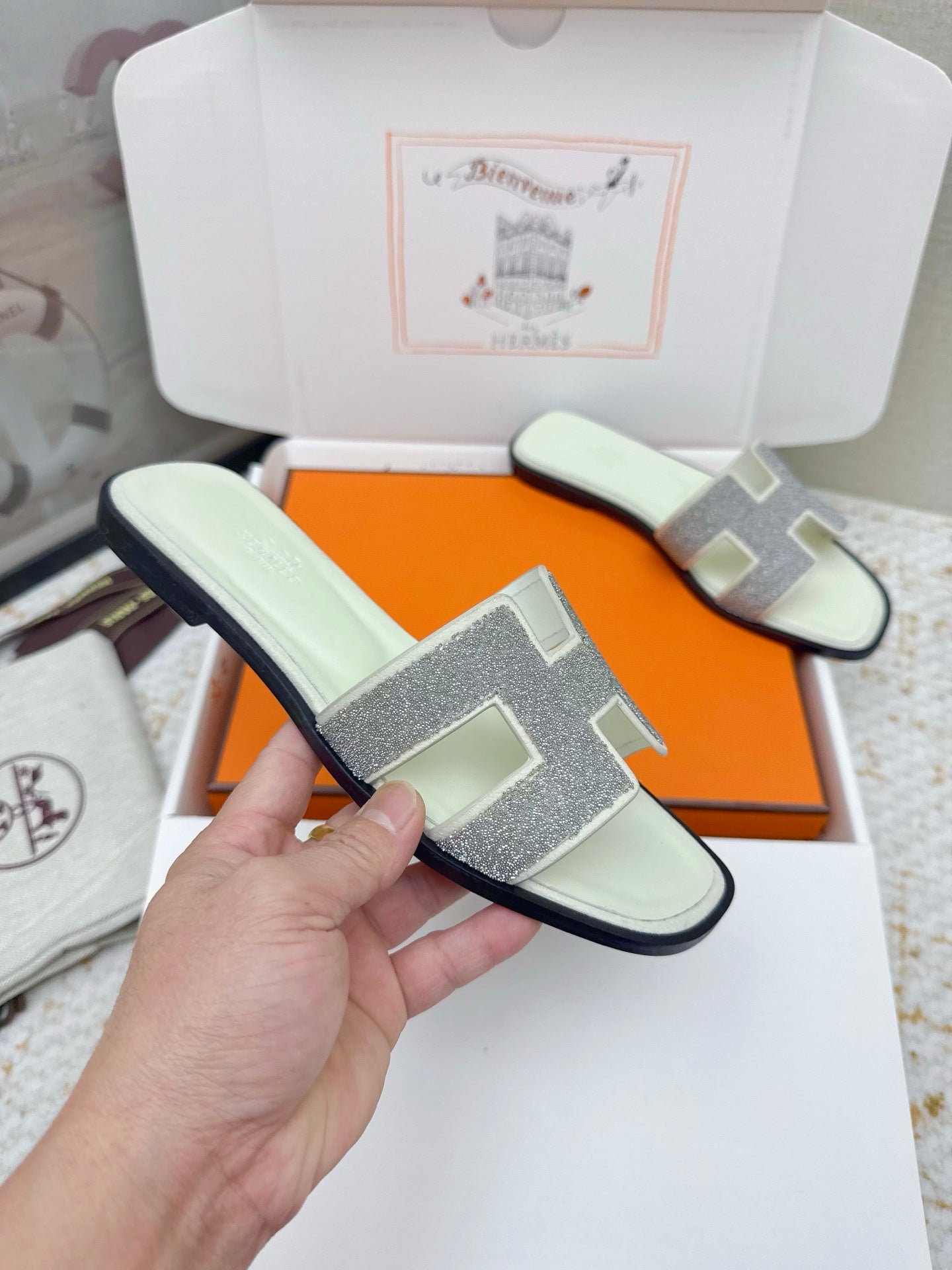 HM Oasis Sandals White Black Suede Cowhide 625262
