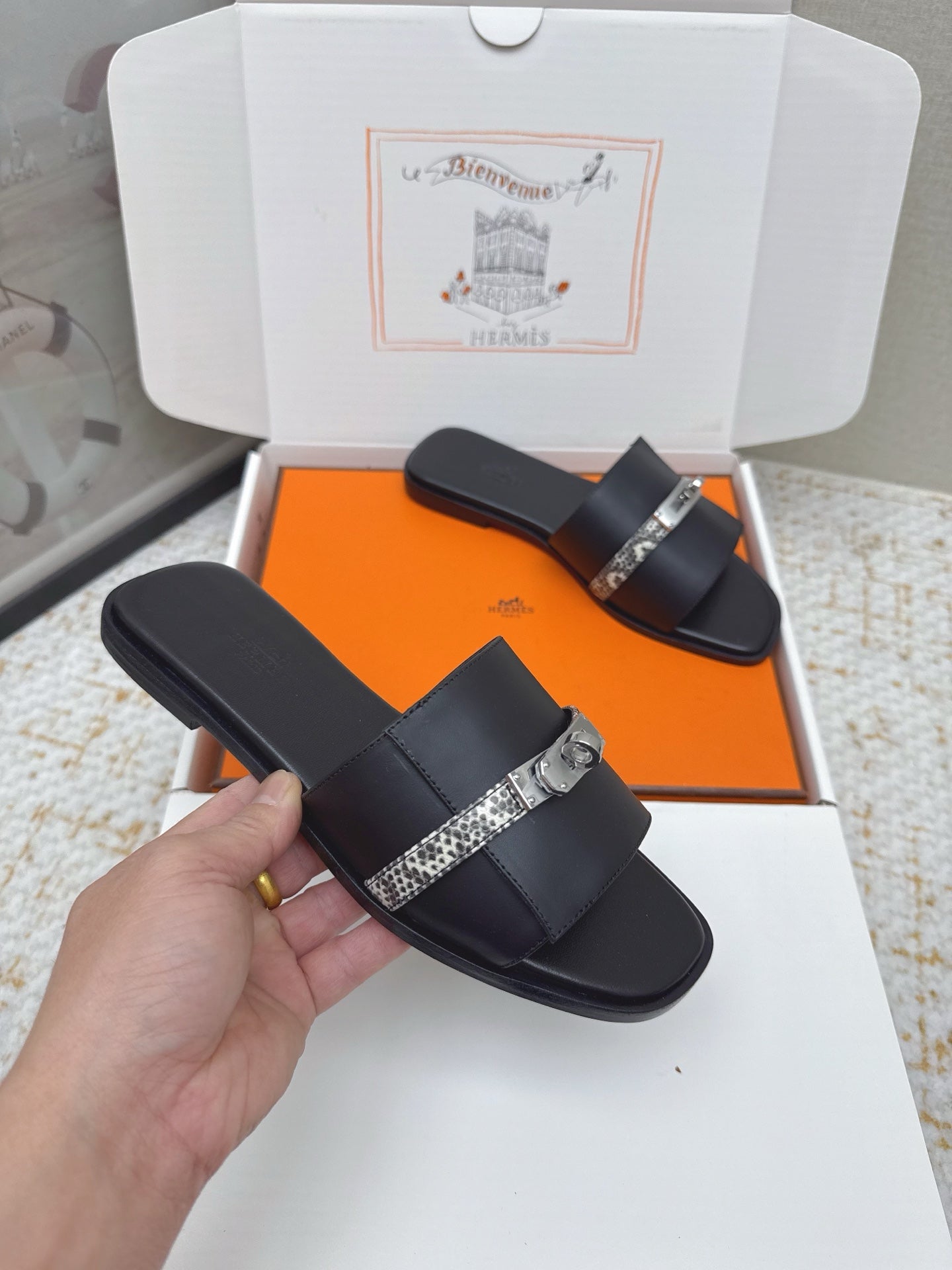 HM 26ss Slippers Black Cowhide Sliver Buckle 625153