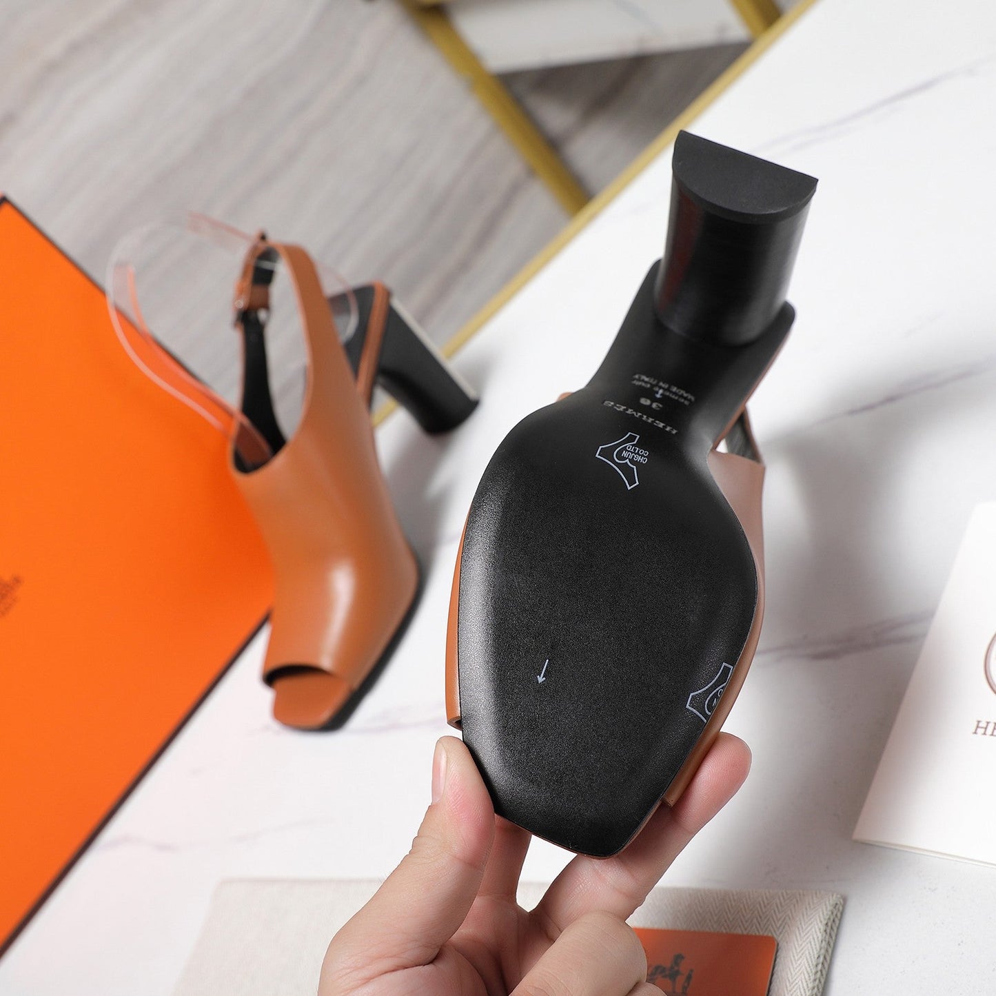 HM 26ss Peep-Toe Sandals 80 Tan Black Cowhide 601239