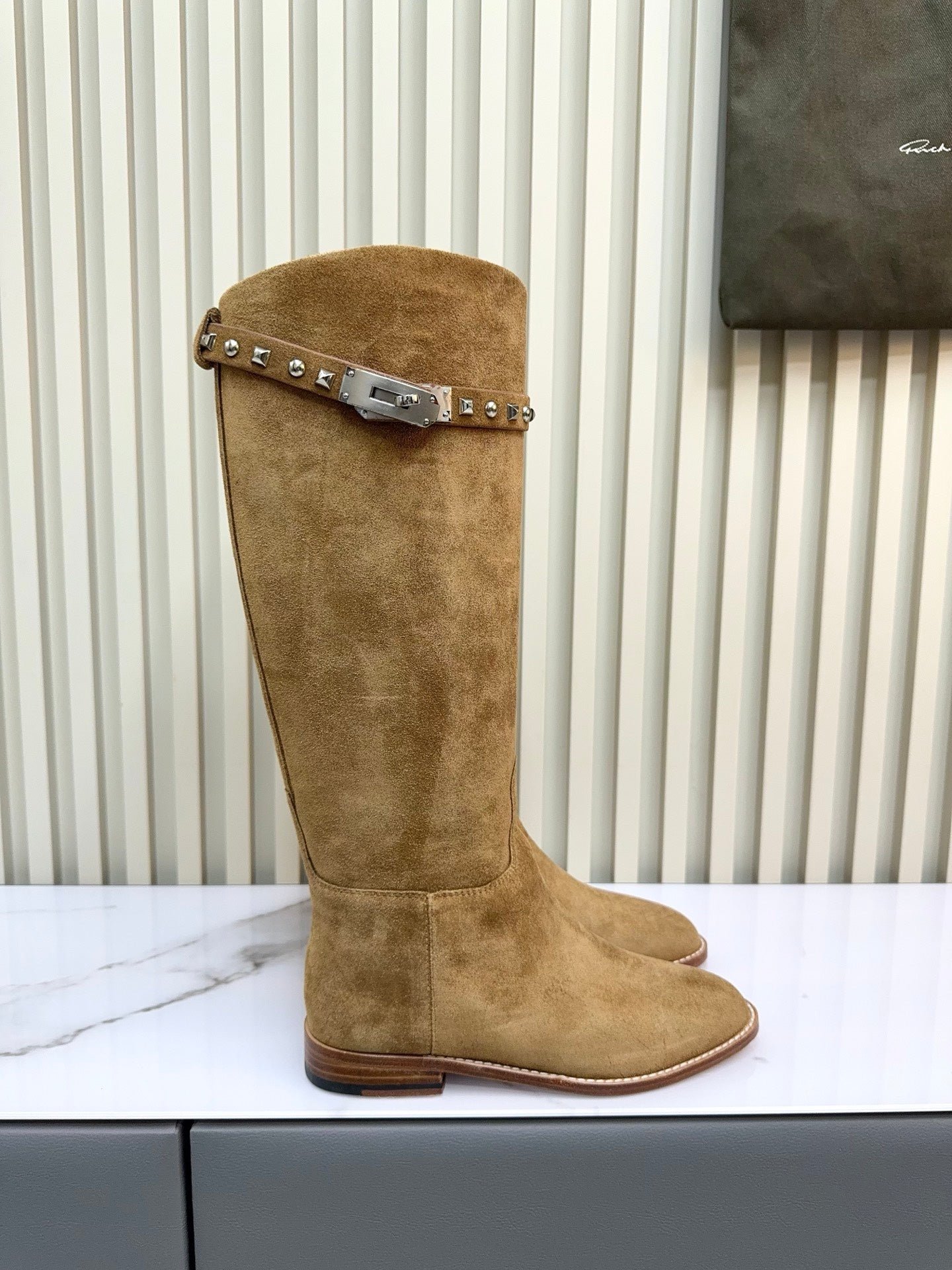 HM 25ss Kelly Buckle Riding Boots Brown Suede 576116
