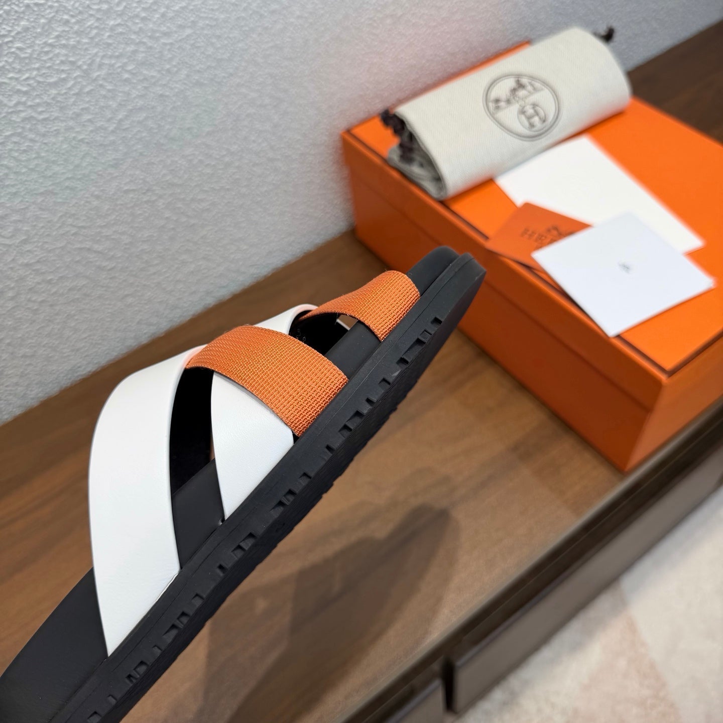 HM 26s Kazimir Sandal In White Calfskin And Orange Fabric