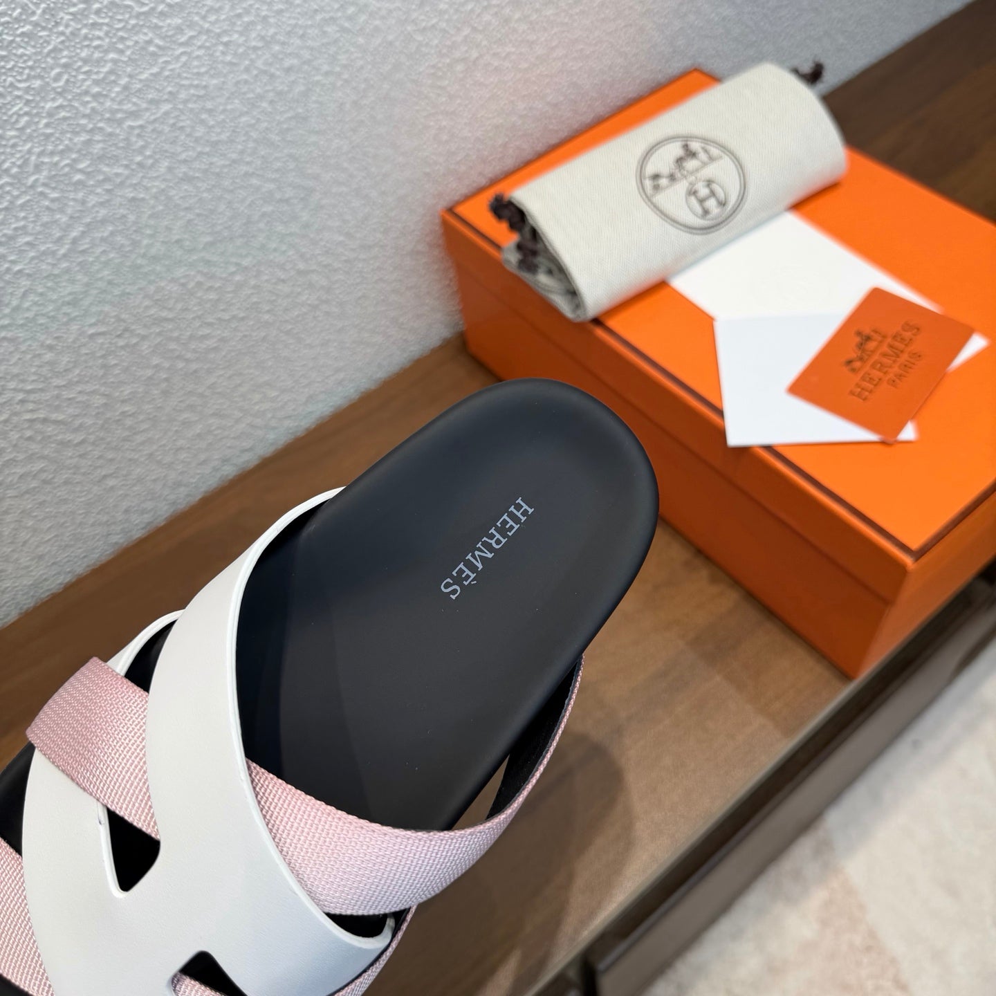 HM 26s Kazimir Sandal In White Calfskin And Pink Fabric