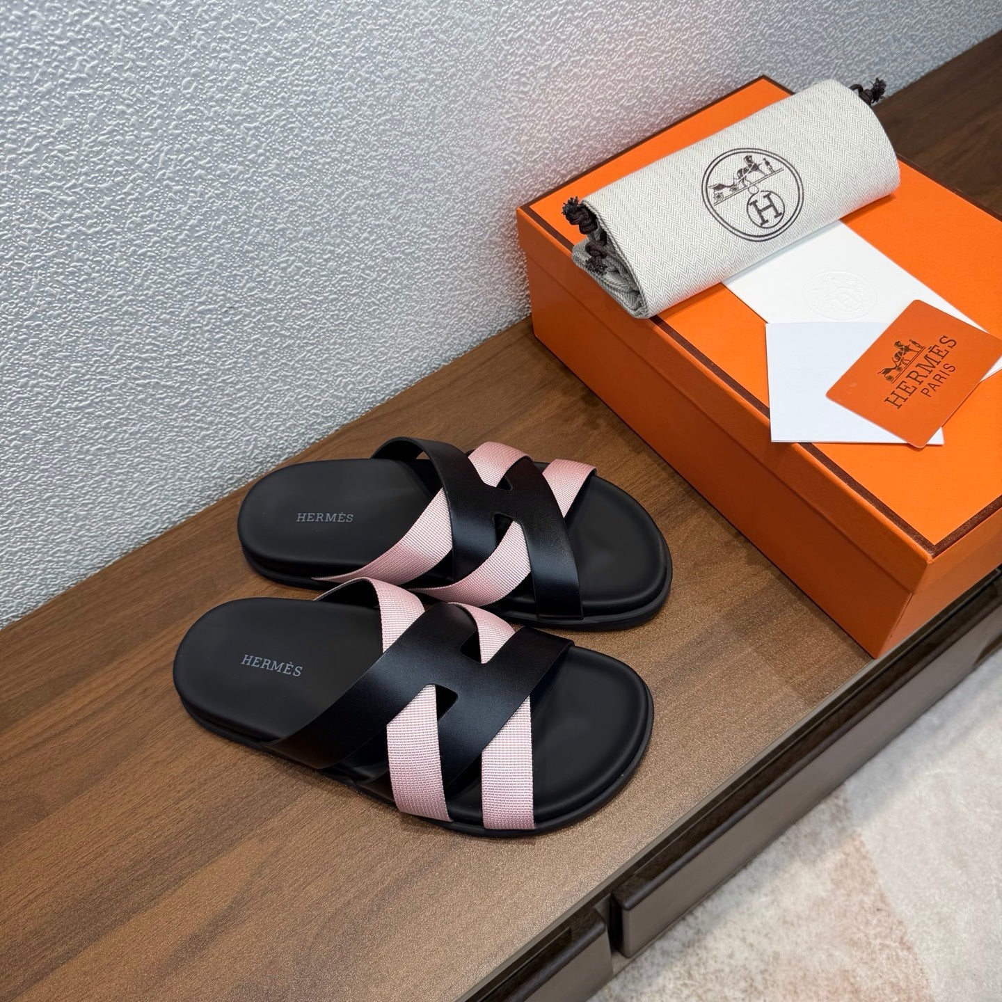 HM 26s Kazimir Sandal In Black Calfskin And Pink Fabric