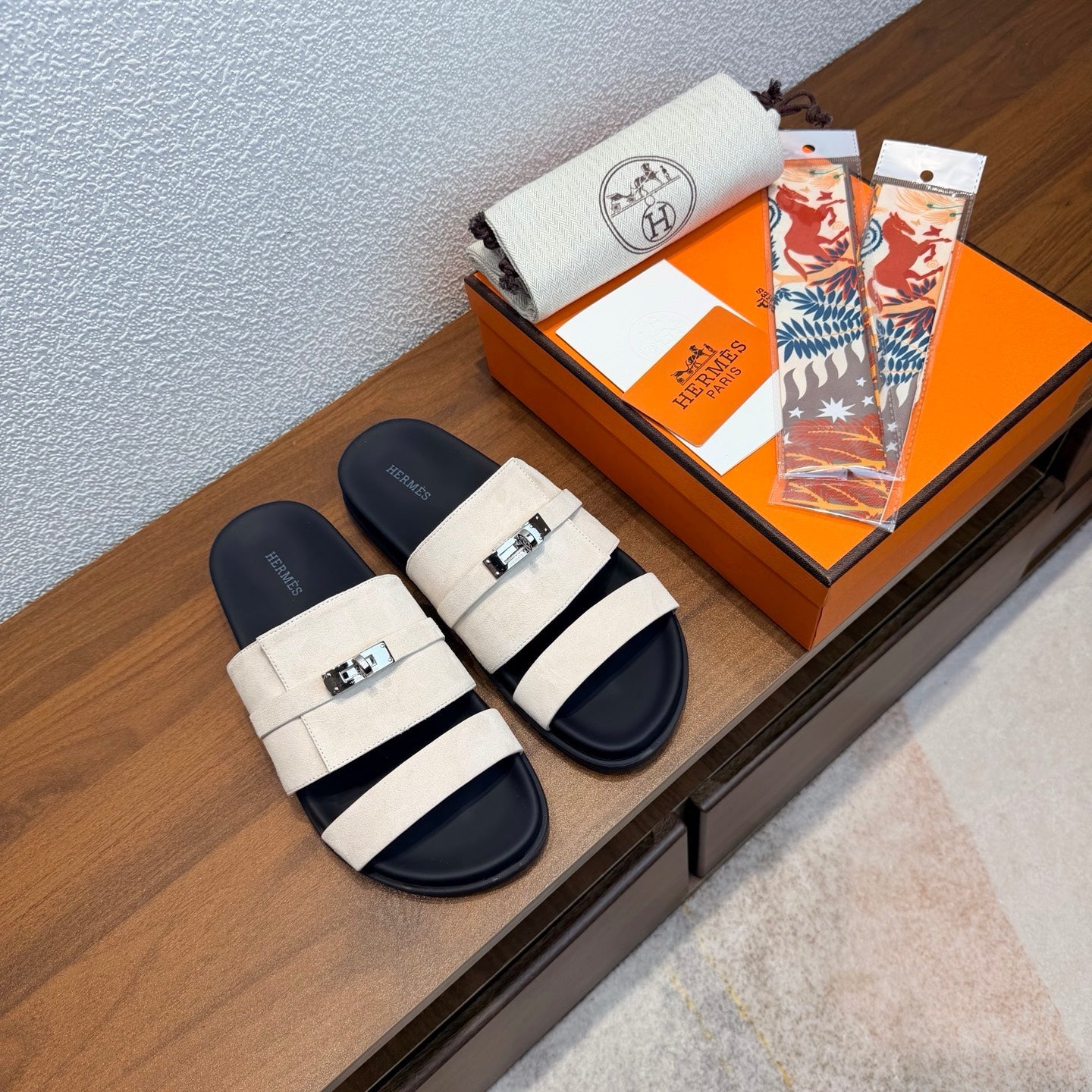 HM Jackson Sandals White Suede 707158