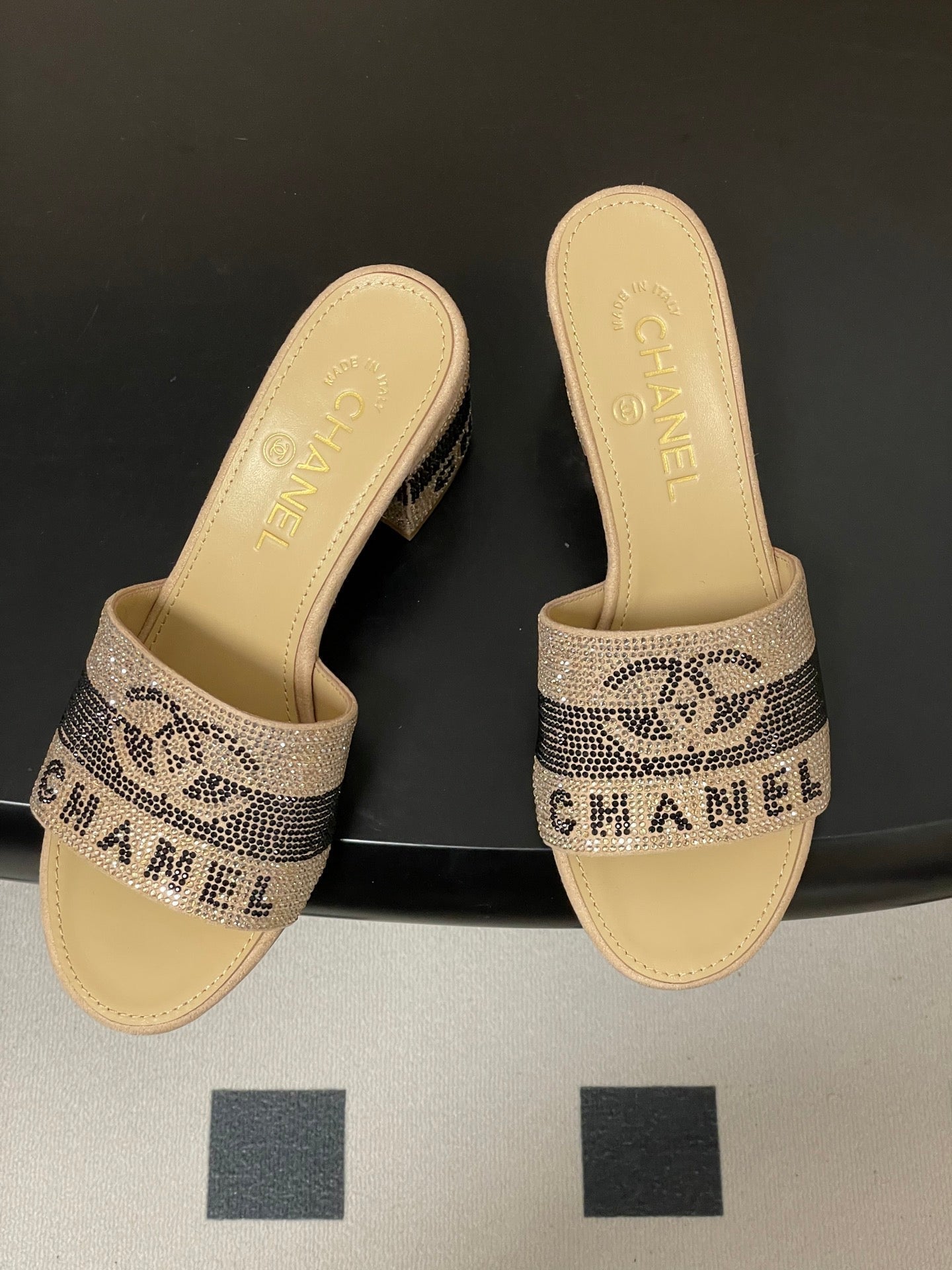 CC 26s  Sandals 70 Beige Sheepskin Rhinestones 649511