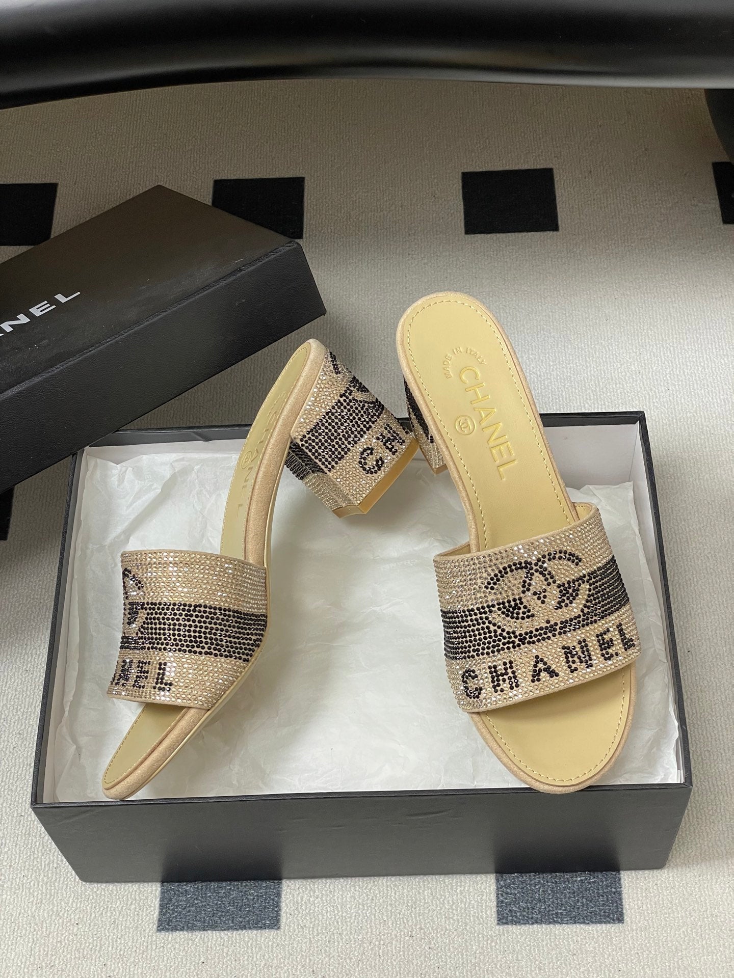 CC 26s  Sandals 70 Beige Sheepskin Rhinestones 649511