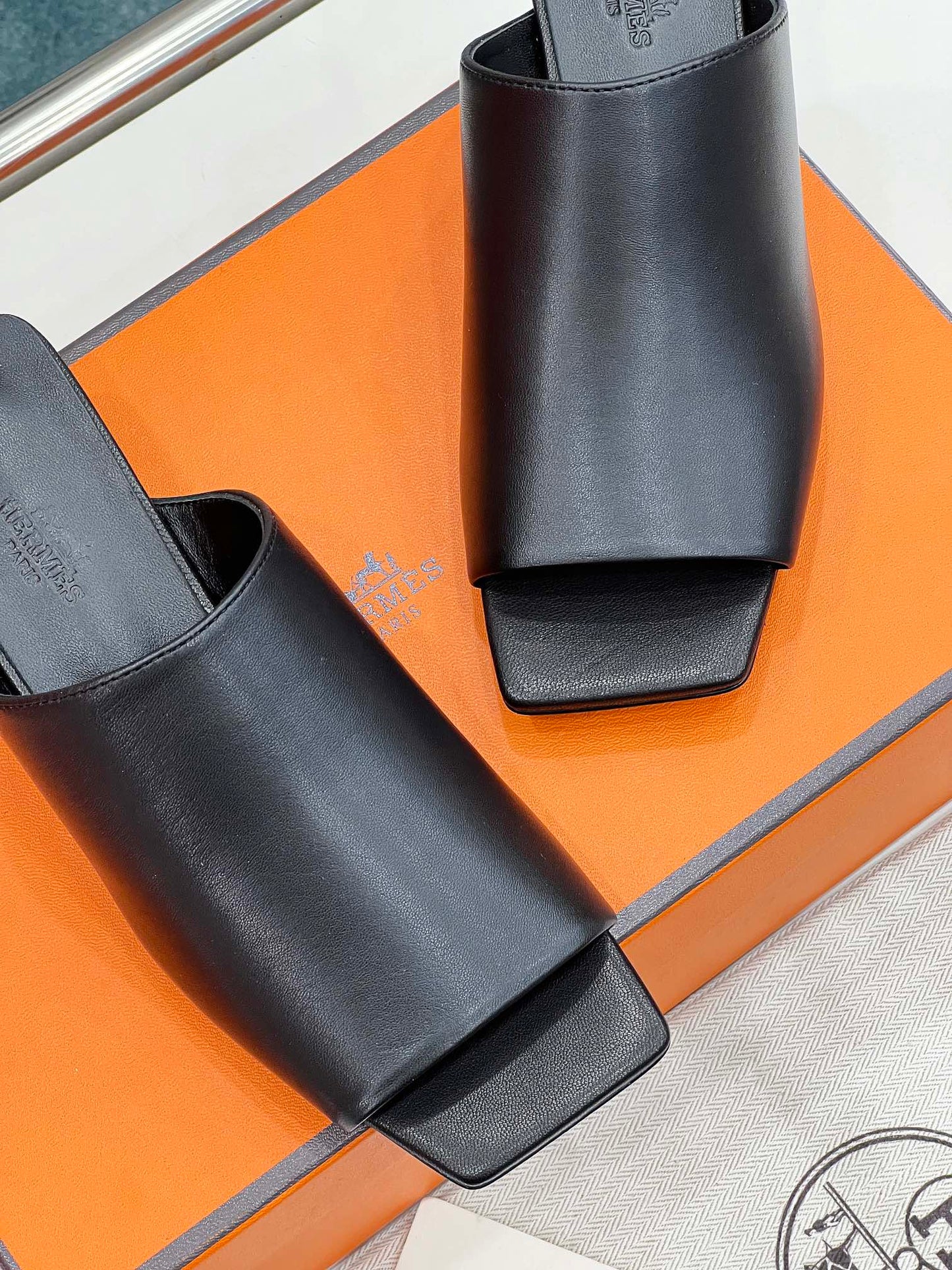 HM Idole Sandal In Black Calfskin