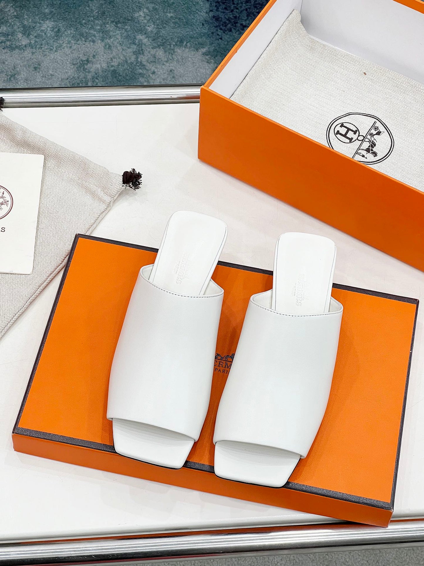 HM Idole Sandal In White Calfskin