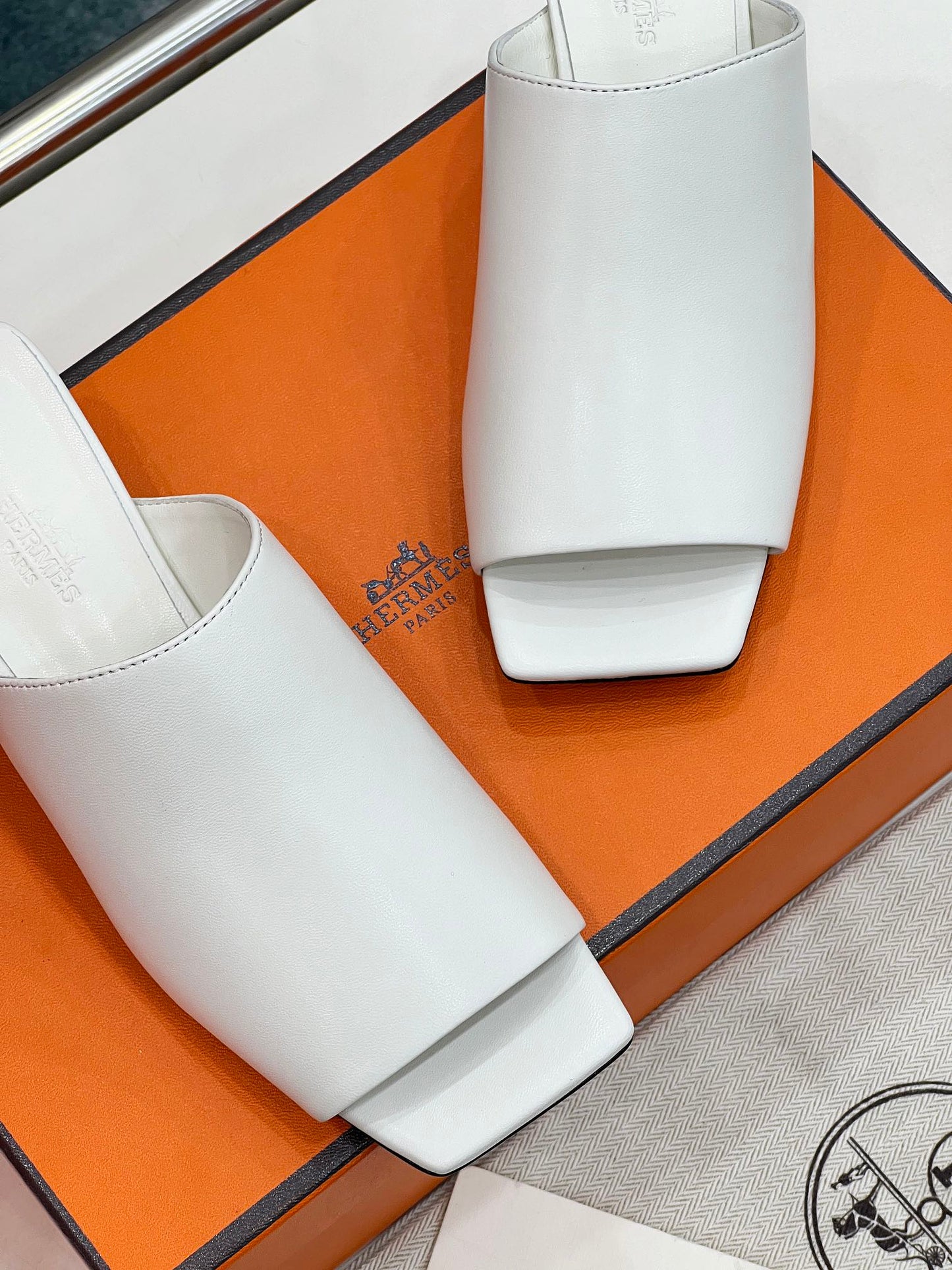 HM Idole Sandal In White Calfskin