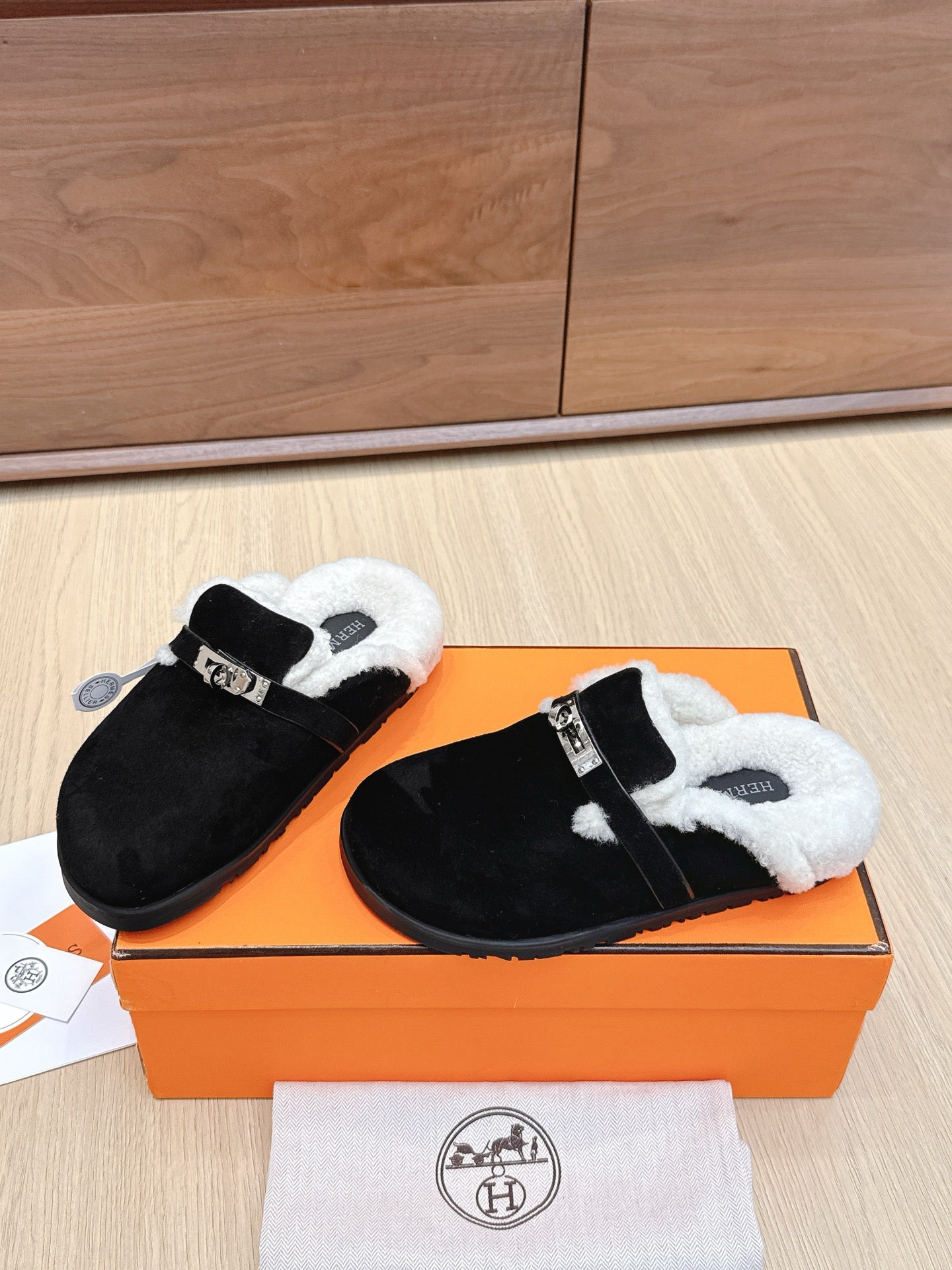 HM 25 Carlotta Mule Black Shearing Suede 462185