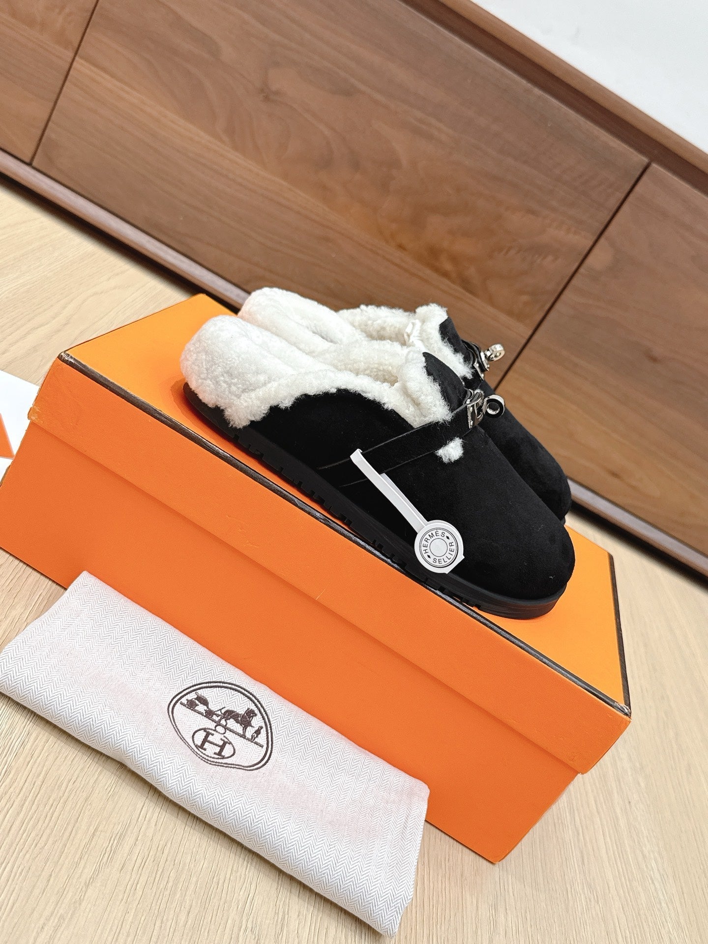 HM 25 Carlotta Mule Black Shearing Suede 462185
