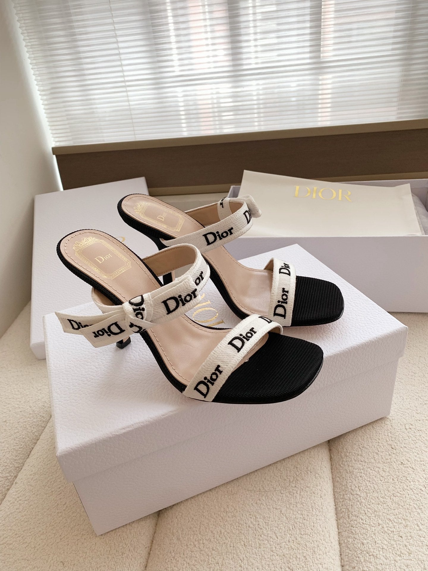 CD 26s High Heel Sandal 100 White Black Canvas Sheepskin  664180