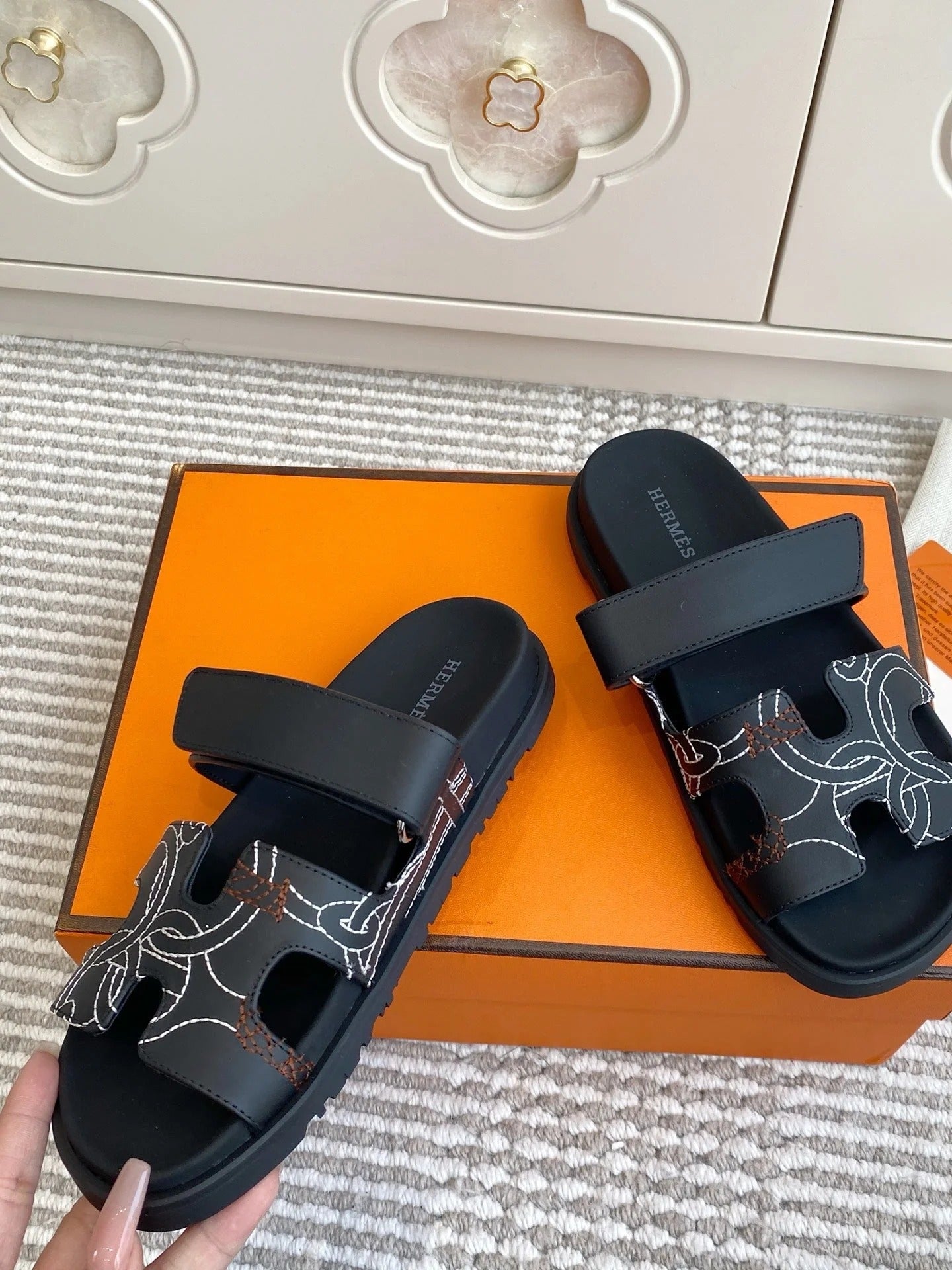 HM 2026 Velcro Slippers Black Sheepskin 667460