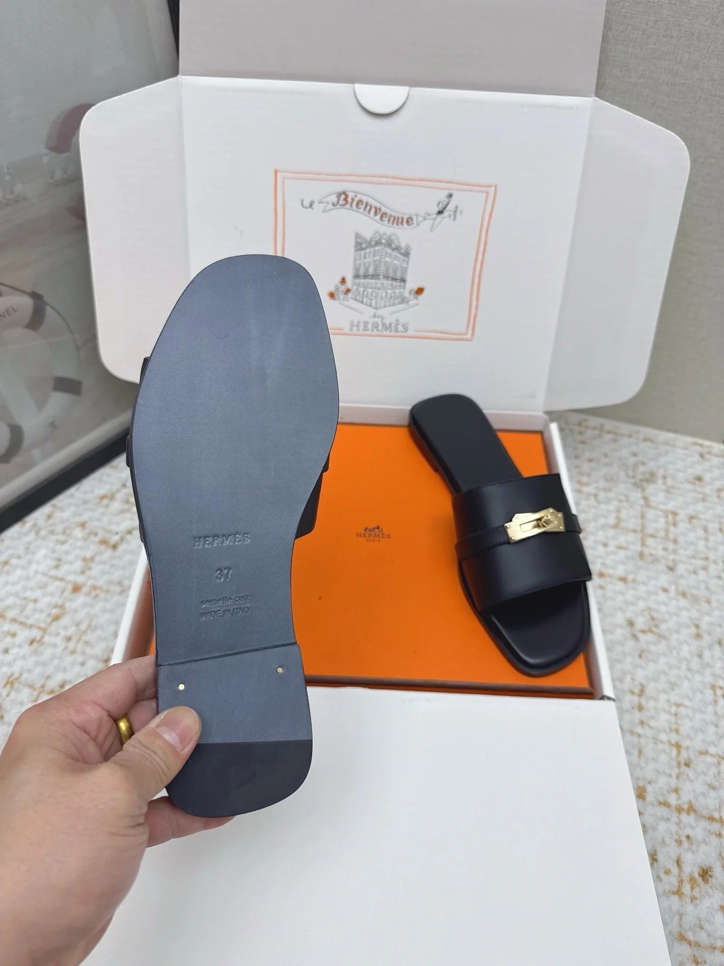 HM 26ss Oasis Sandals Black Sheepskin Gold Buckle 625158