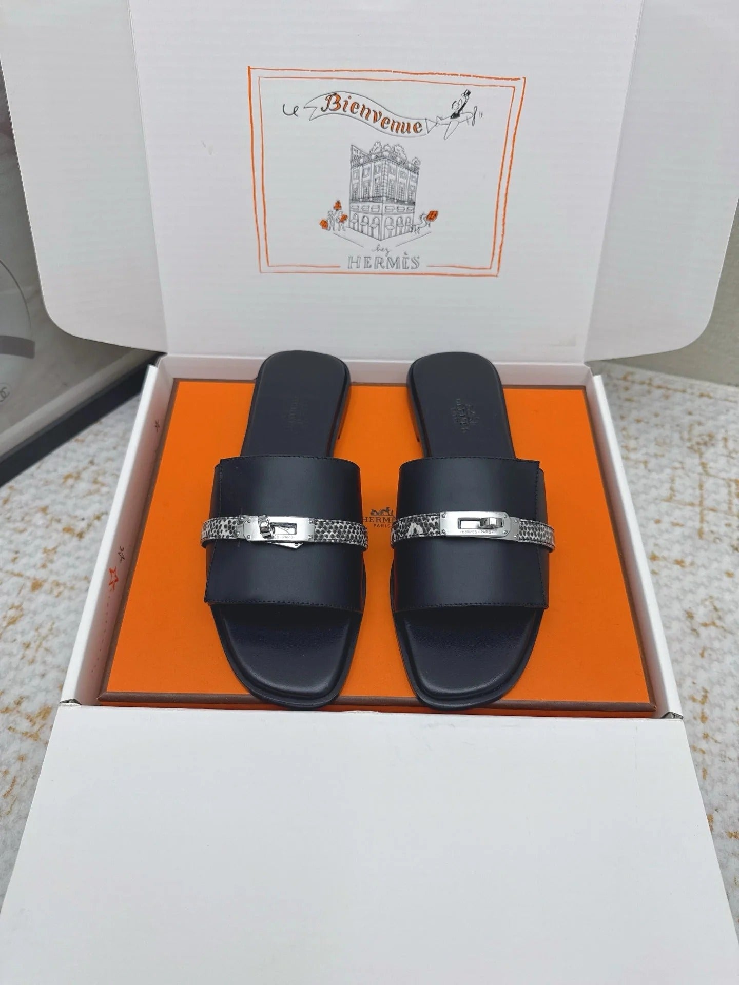 HM 26ss Slippers Black Cowhide Sliver Buckle 625153