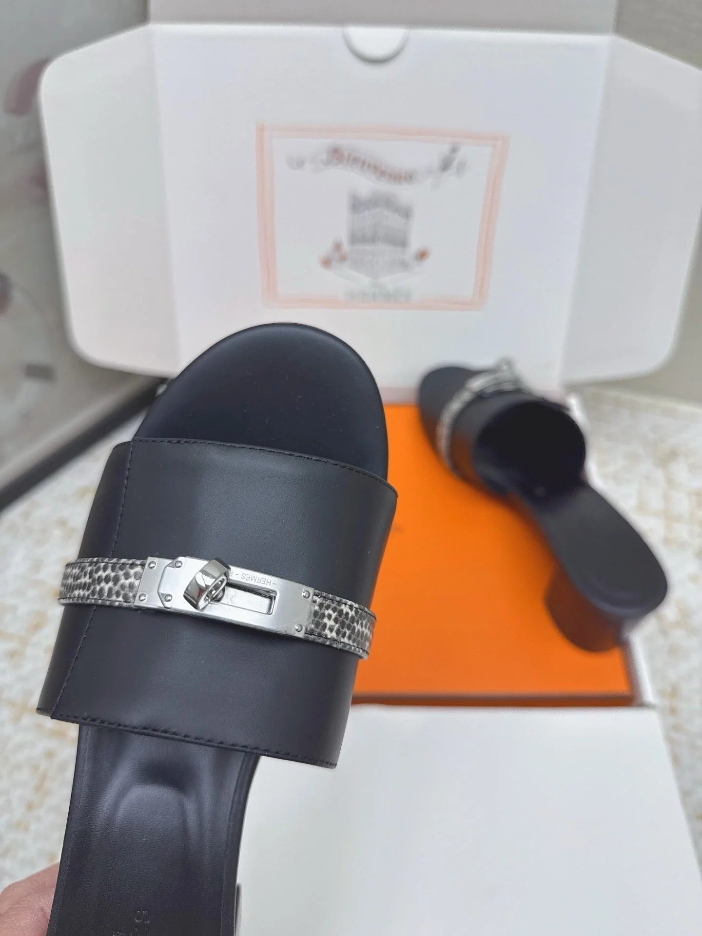 HM 26ss Oasis Sandals 50 Black Cowhide Sliver Buckle 625156
