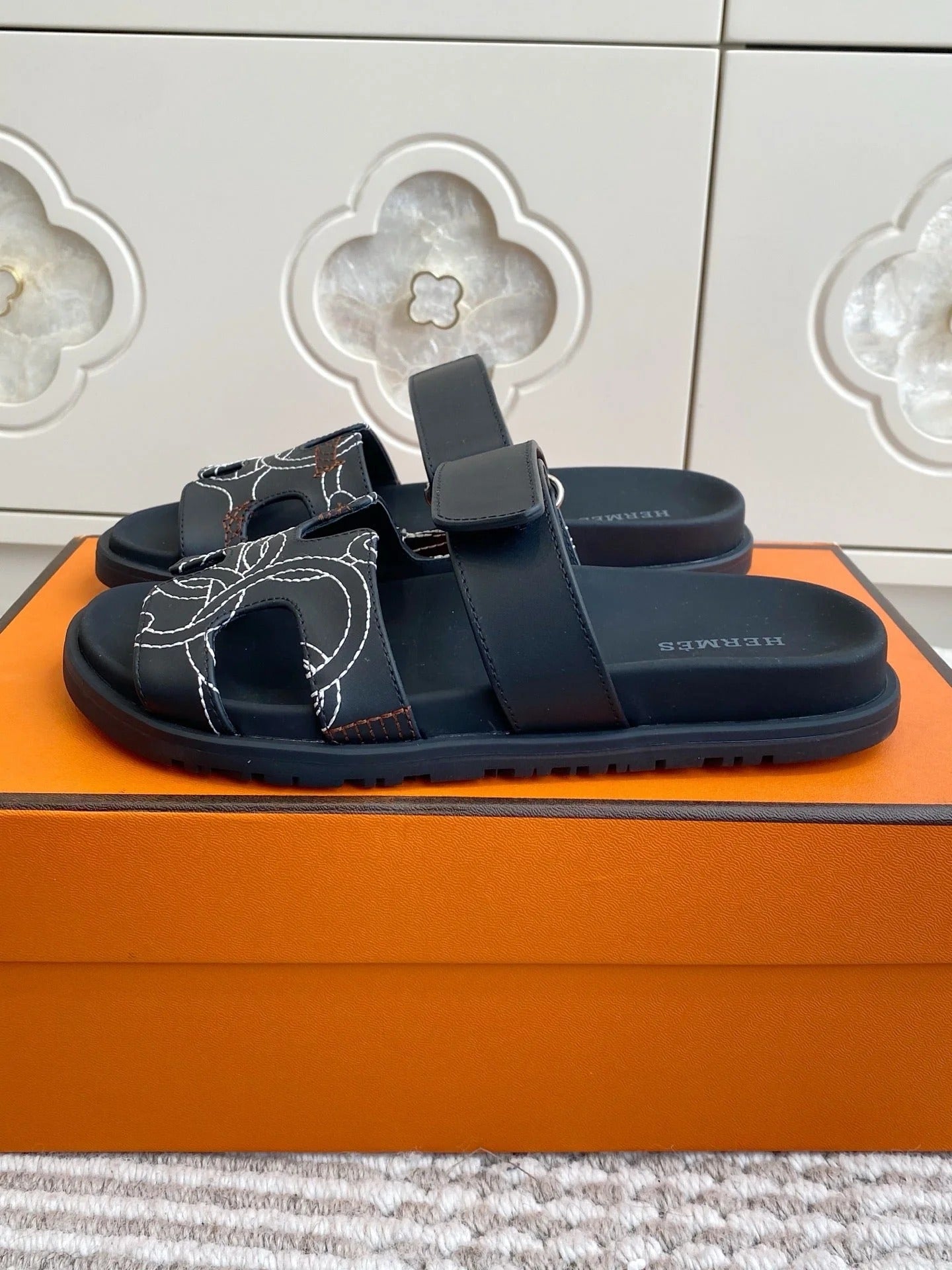 HM 2026 Velcro Slippers Black Sheepskin 667460