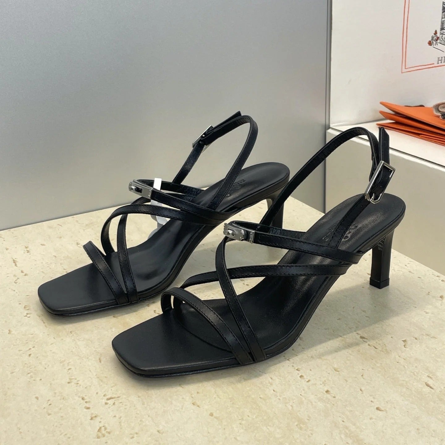 HM 26ss Kelly Sliver Buckle Sandals 65 Black Calfskin 607171