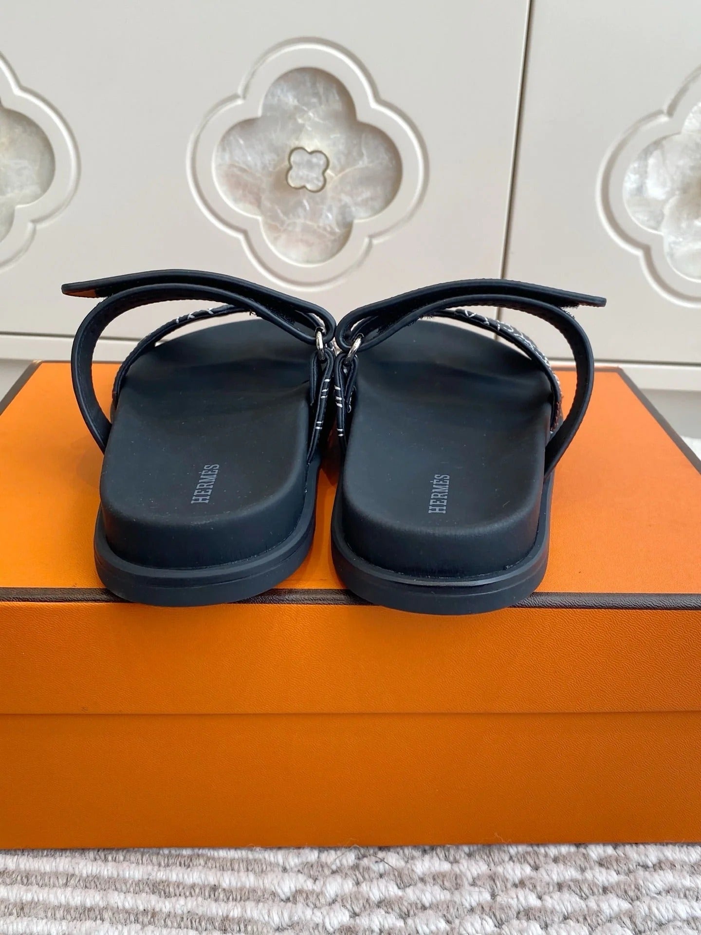 HM 2026 Velcro Slippers Black Sheepskin 667460