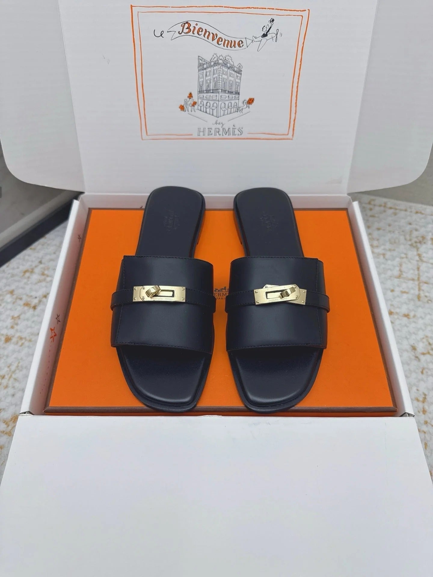 HM 26ss Oasis Sandals Black Sheepskin Gold Buckle 625158