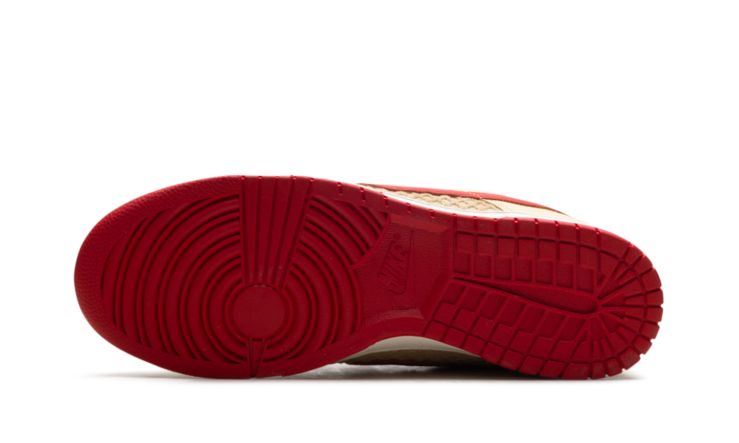 Dunk Low "STRAWBERRY WAFFLE" HJ9100 294